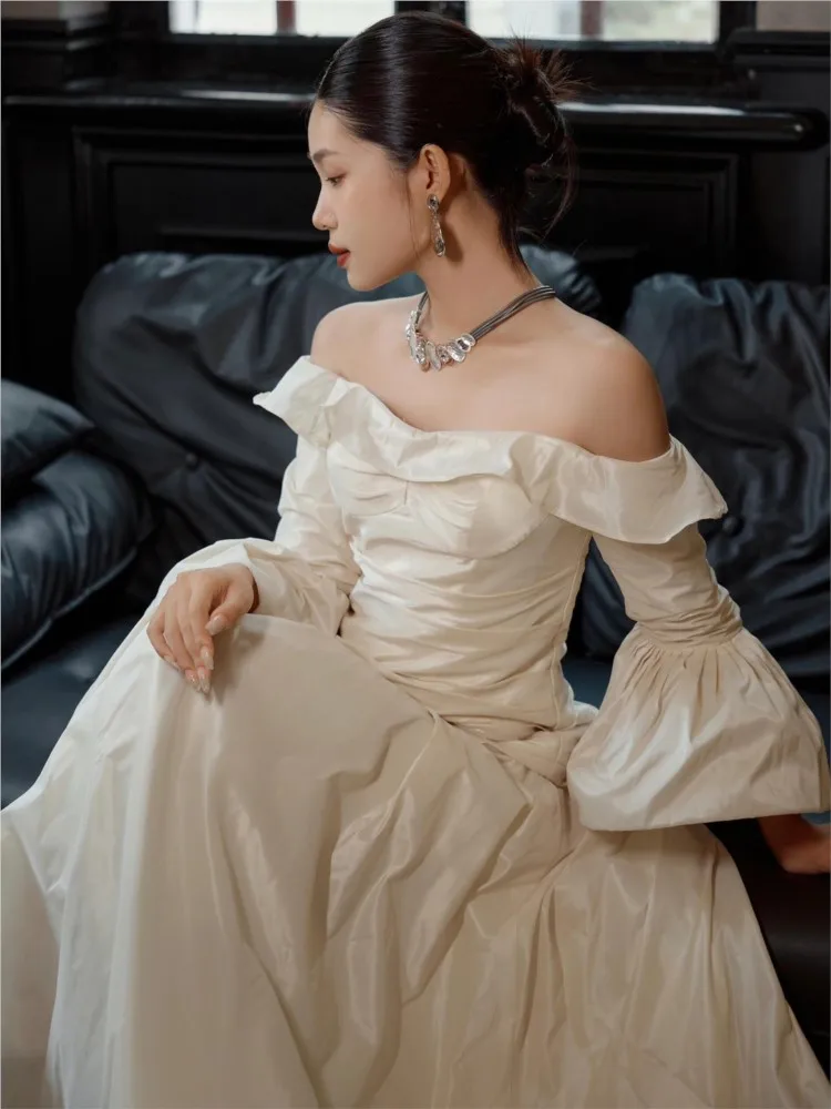 Satin light luxury new style niche long-sleeved one-shoulder morning dress
Satin light luxury new style niche long-sleeved one-shoulder morning dress