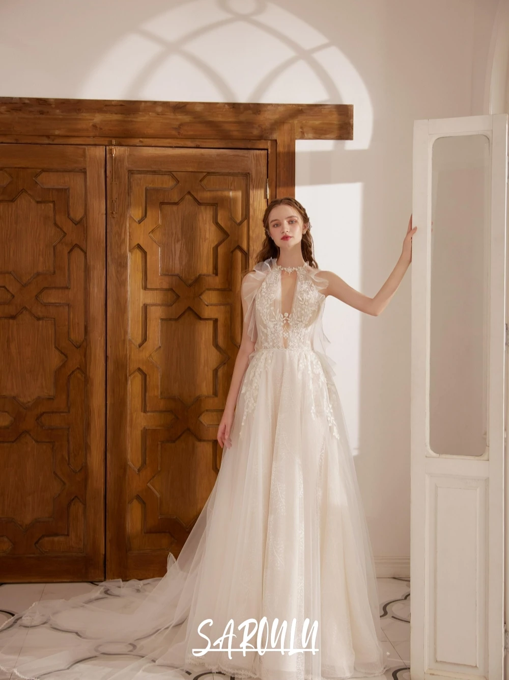 Classy Halter A Line Appliques Bride Wear Customized Simple Wedding Dress Tulle Fashion Charming Floor-length Bridal Gown
Classy Halter A Line Appliques Bride Wear Customized Simple Wedding Dress Tulle Fashion Charming Floor-length Bridal Gown