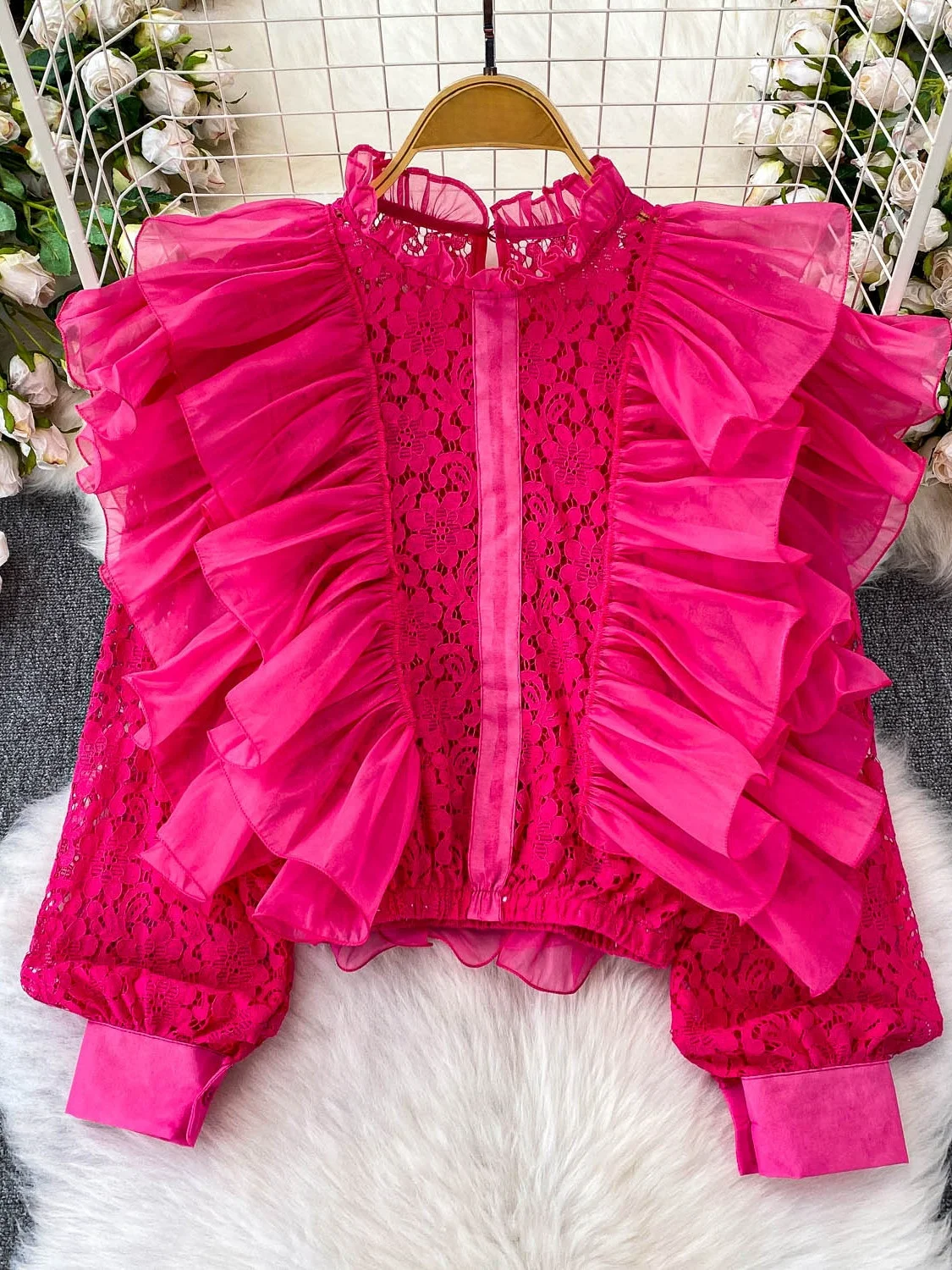 Корейская женская блузка с длинным рукавом, с тяжелой вышивкой, кружевными вставками и облегающим подолом, модная летняя блузка
Корейская женская блузка с длинным рукавом, с тяжелой вышивкой, кружевными вставками и облегающим подолом, модная летняя блузка