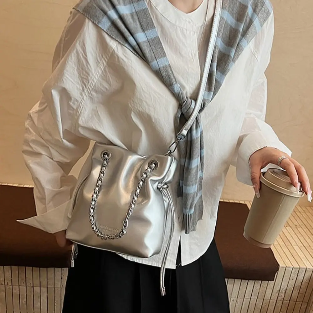 Korean Style Chains Handle Bucket Bags Crossbody Bag Large Capacity PU Crossbody Bag Purse Wallet Bags Drawstring Bucket Bag Men
Korean Style Chains Handle Bucket Bags Crossbody Bag Large Capacity PU Crossbody Bag Purse Wallet Bags Drawstring Bucket Bag Men