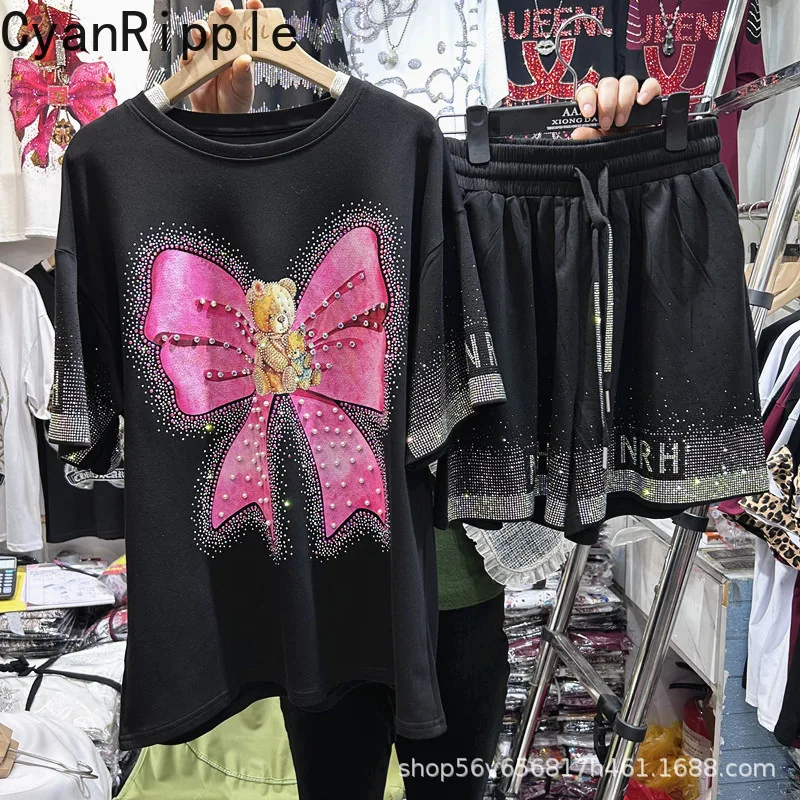 Модный новый весенне-летний женский комплект из двух предметов: футболка с коротким рукавом, украшенная милым медведем и стразами, с бантом + шорты А-силуэта на эластичной резинке
Модный новый весенне-летний женский комплект из двух предметов: футболка с коротким рукавом, украшенная милым медведем и стразами, с бантом + шорты А-силуэта на эластичной резинке