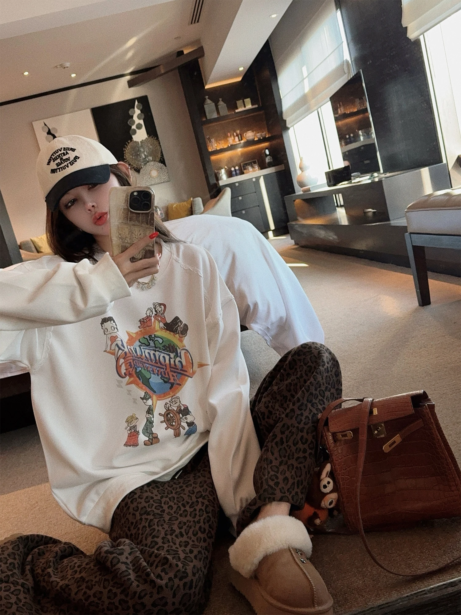 Свободный свитшот с круглым вырезом и мультяшным принтом для женщин, осенне-зимняя новинка, дизайнерская модель, омолаживающий эффект, уличный стиль, топ
Свободный свитшот с круглым вырезом и мультяшным принтом для женщин, осенне-зимняя новинка, дизайнерская модель, омолаживающий эффект, уличный стиль, топ