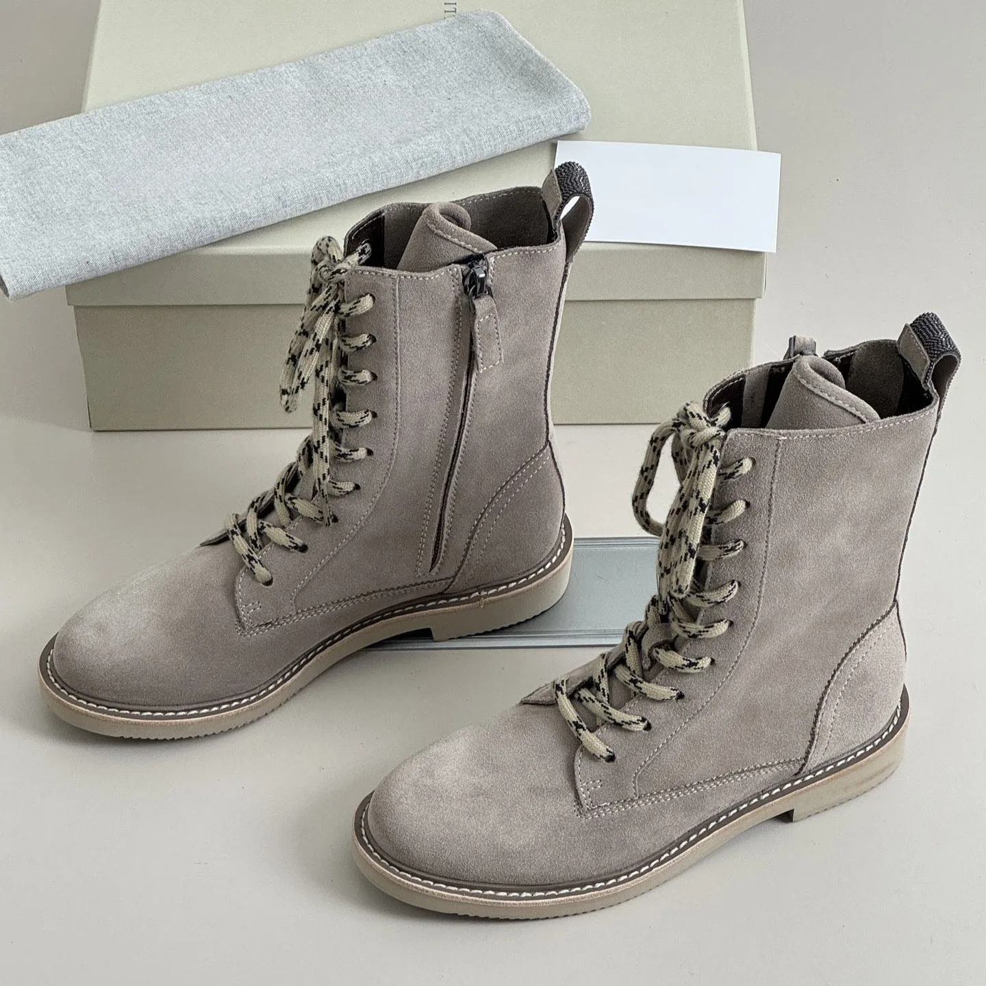 26 new women's boots suede leather upper sheepskin lining low-key luxury designer style handmade by master round toe
26 new women's boots suede leather upper sheepskin lining low-key luxury designer style handmade by master round toe