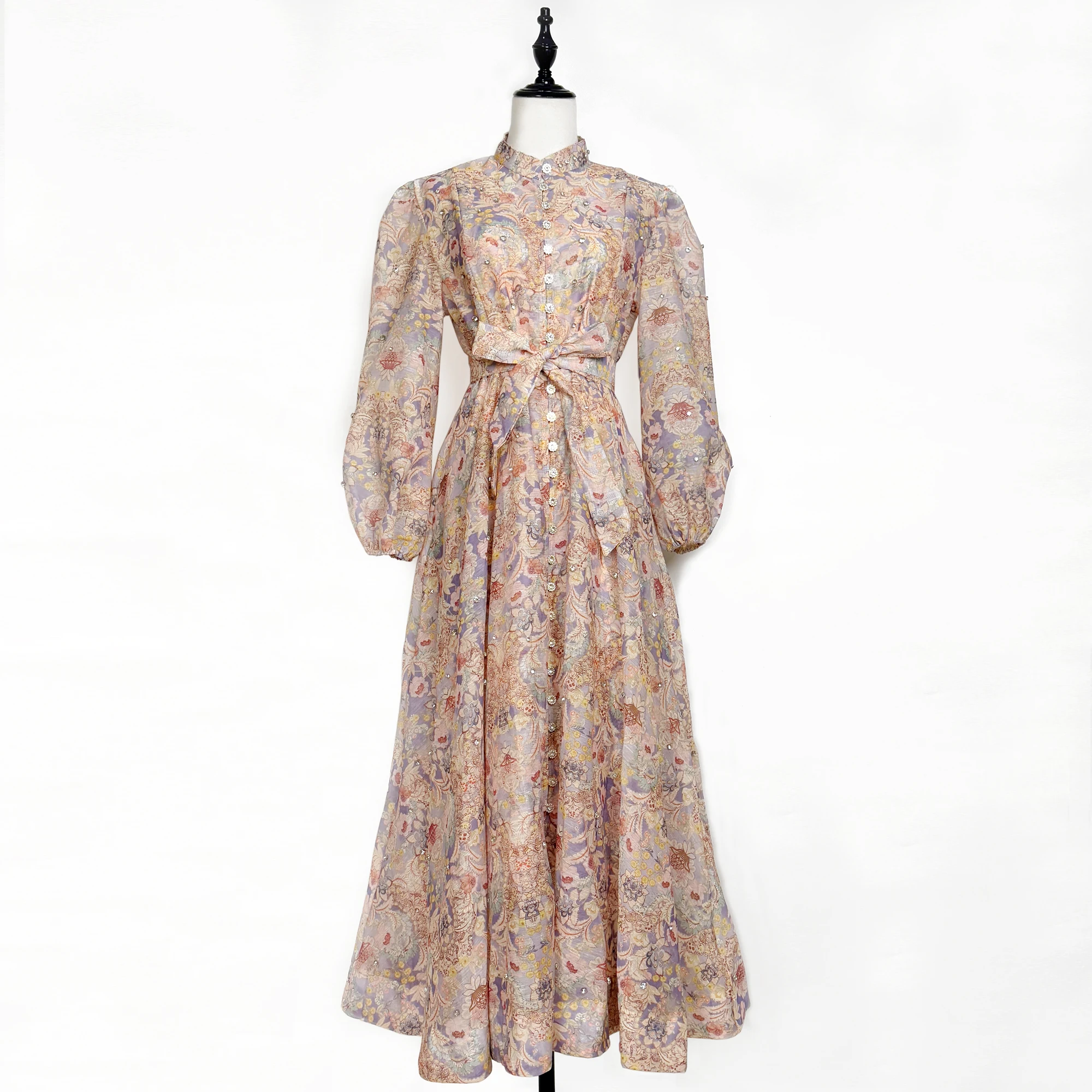 Длинное платье с принтом для похудения, краями-фонариками и бриллиантами. Маленький воротник-стойка, идеально подходящий для праздничных фотографий.
Длинное платье с принтом для похудения, краями-фонариками и бриллиантами. Маленький воротник-стойка, идеально подходящий для праздничных фотографий.