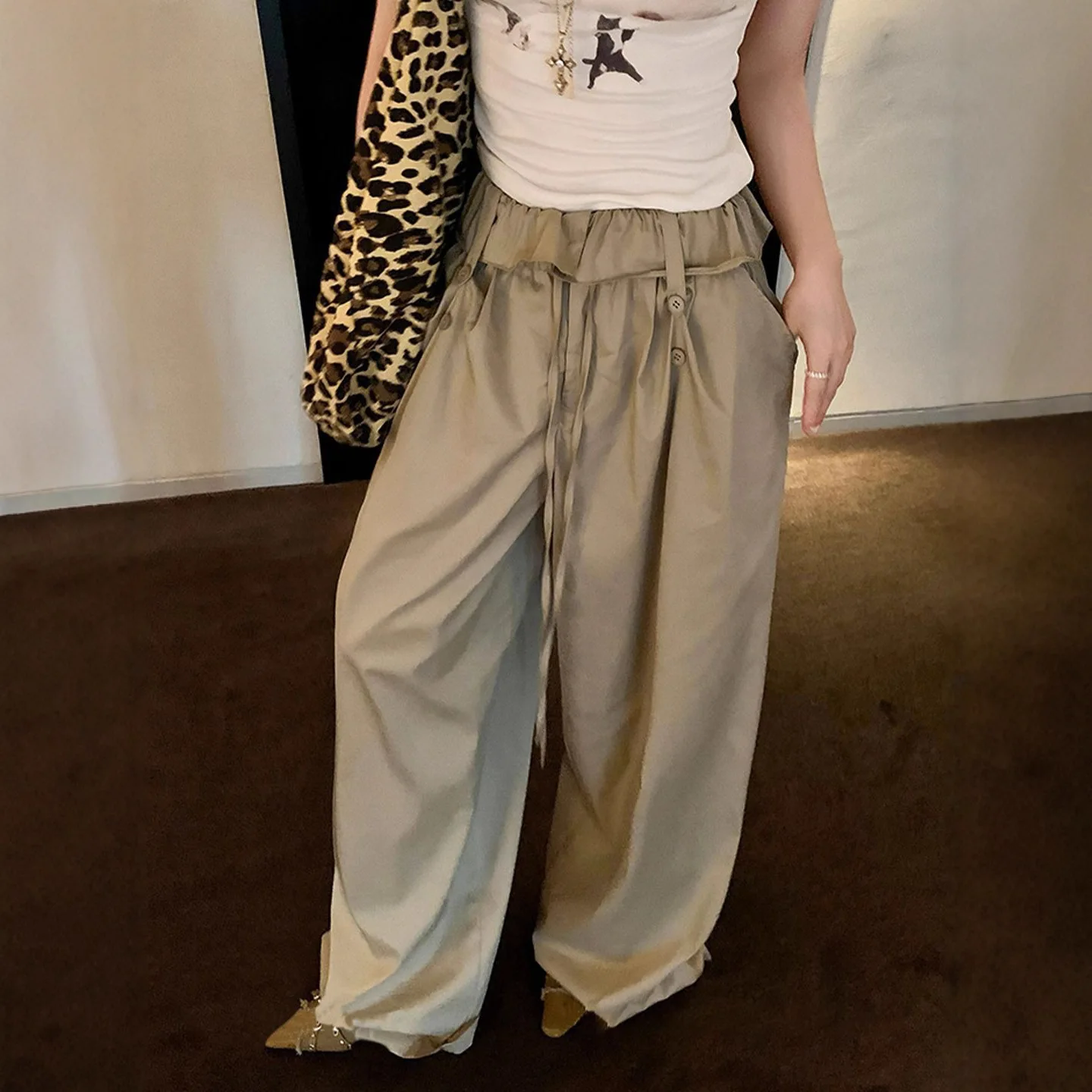 2026 New American Lazy Casual Cuffed Balloon Pants For Women Elastic Flower Waist Straight Wide Leg Lightweight Fashion Trousers
2026 New American Lazy Casual Cuffed Balloon Pants For Women Elastic Flower Waist Straight Wide Leg Lightweight Fashion Trousers