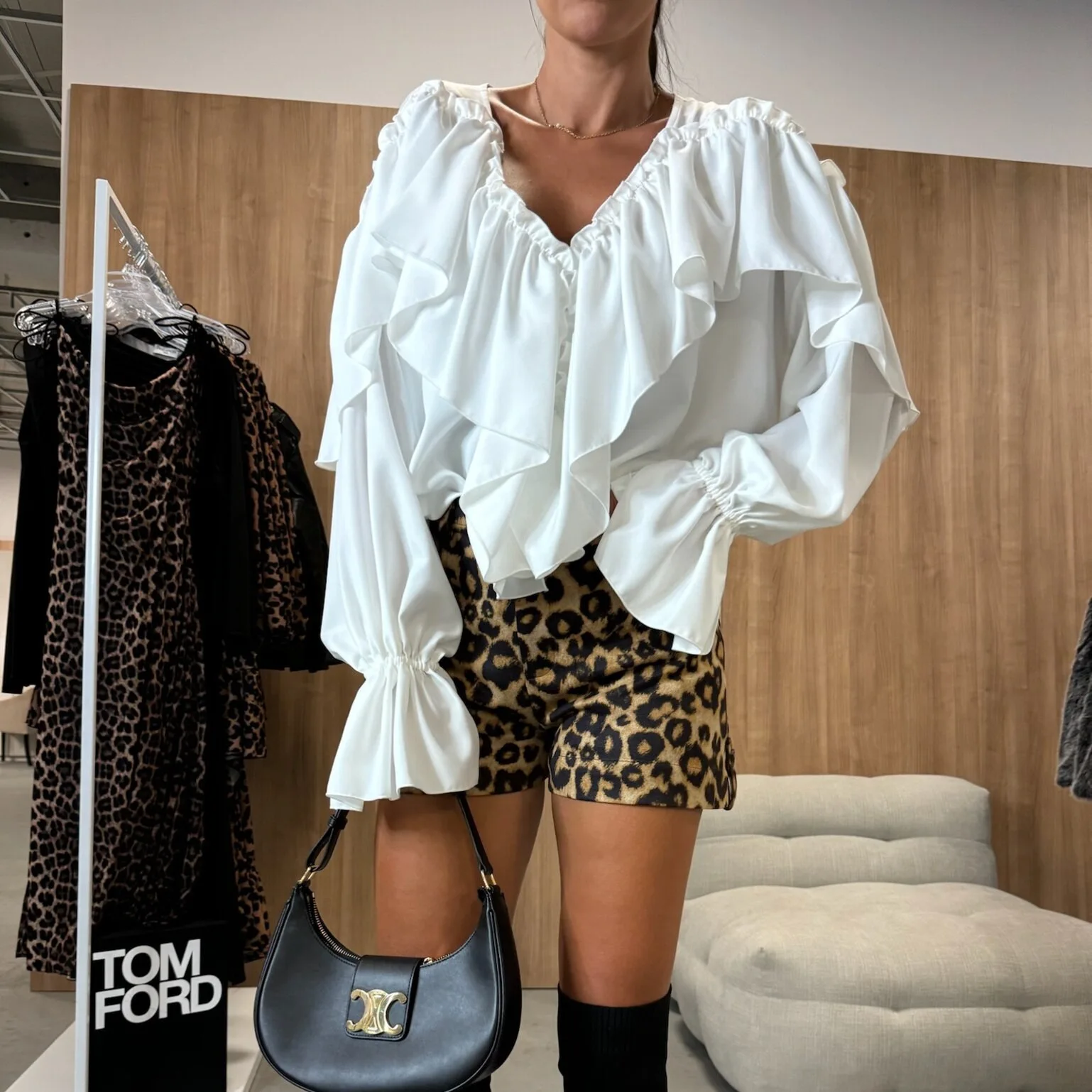 2025 Autumn Ruffles Long Sleeves Oversize Shirts Tops Fashion Women's Solid Elegant V-neck Spring OL Commute Style Lady Blouses
2025 Autumn Ruffles Long Sleeves Oversize Shirts Tops Fashion Women's Solid Elegant V-neck Spring OL Commute Style Lady Blouses