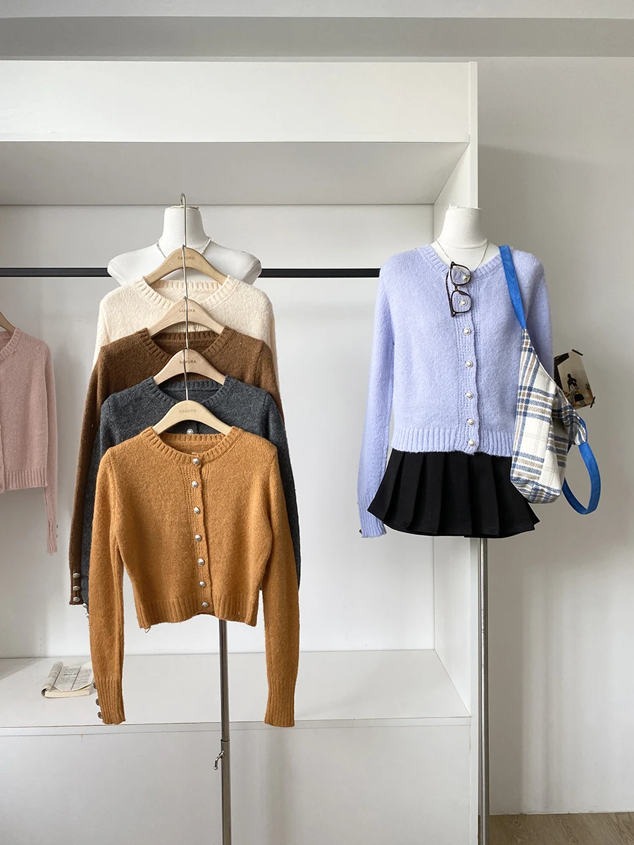 Sweet And Gentle Style Women's Knitted Open Cardigan Single Button Autumn Winter New Fashion Design Simple Sweater Commute Wind
Sweet And Gentle Style Women's Knitted Open Cardigan Single Button Autumn Winter New Fashion Design Simple Sweater Commute Wind