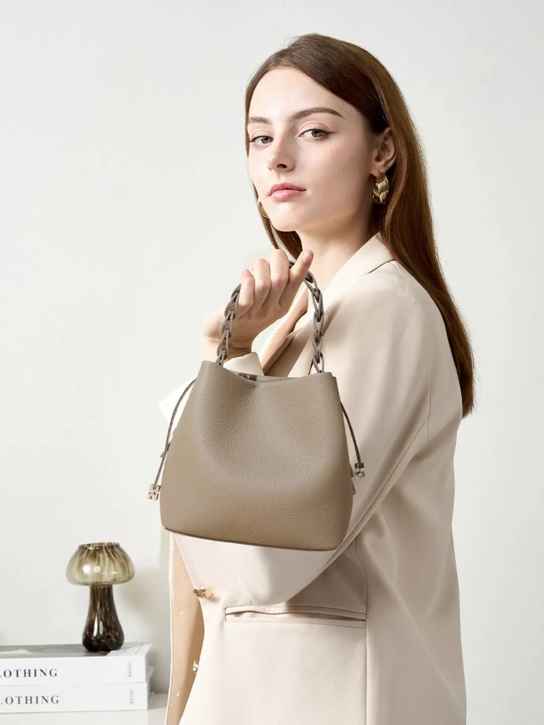 First Layer Cowhide One-Shoulder Crossbody Bag For Women's Handbag Bag New Summer Women's High-end Genuine Leather Bucket Bag
First Layer Cowhide One-Shoulder Crossbody Bag For Women's Handbag Bag New Summer Women's High-end Genuine Leather Bucket Bag