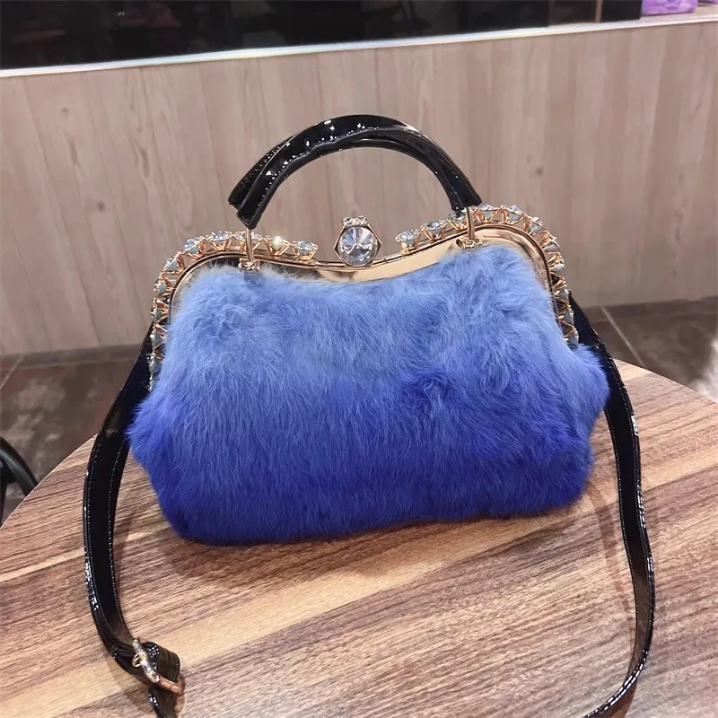 Меховая сумка женская осенне-зимняя новая темпераментная сумка из кроличьего меха на одно плечо через плечо меховая женская сумка большой вместимости для банкета
Меховая сумка женская осенне-зимняя новая темпераментная сумка из кроличьего меха на одно плечо через плечо меховая женская сумка большой вместимости для банкета