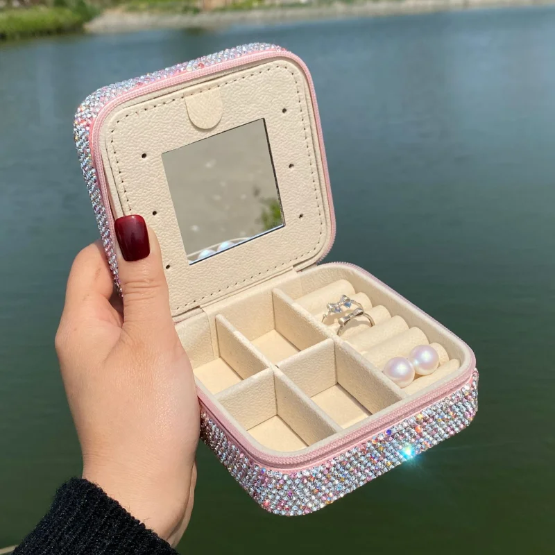 Портативная шкатулка для драгоценностей со стразами и зеркалом для макияжа, коробка для хранения колец, серег, ожерелий и аксессуаров
Портативная шкатулка для драгоценностей со стразами и зеркалом для макияжа, коробка для хранения колец, серег, ожерелий и аксессуаров