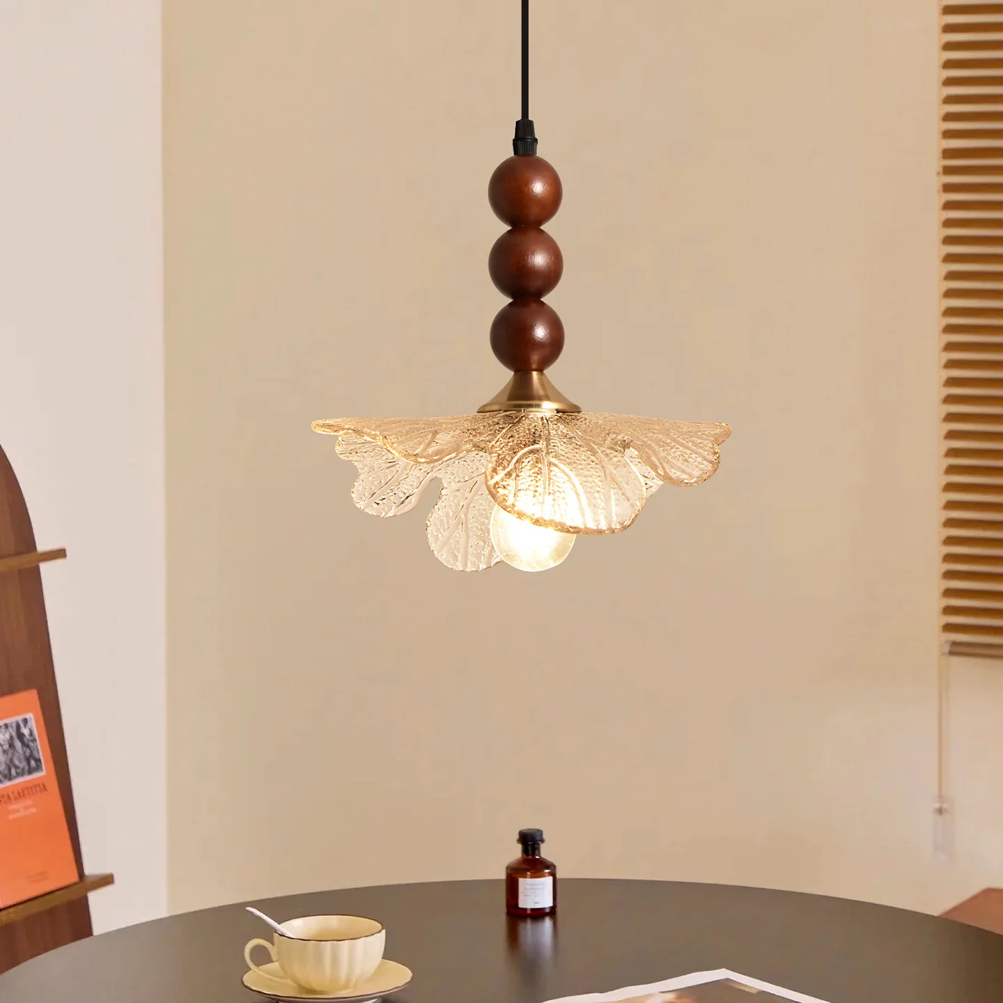 Flower restaurant chandelier three-head dining table bar chandelier Japanese retro study tea room lamp
Flower restaurant chandelier three-head dining table bar chandelier Japanese retro study tea room lamp