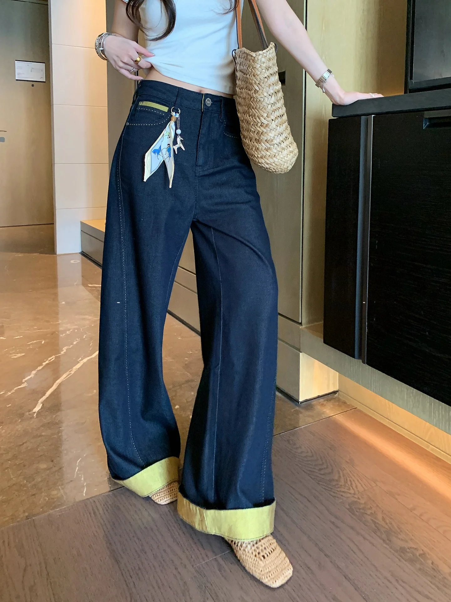 Wide Leg Denim Jeans Women's Design Sense Silk Scarf Decoration Straight Floor-Length Pants Spring Season Ladies Jeans
Wide Leg Denim Jeans Women's Design Sense Silk Scarf Decoration Straight Floor-Length Pants Spring Season Ladies Jeans