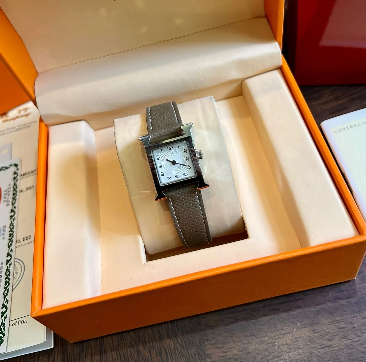 High-quality wristwatch - Silver leather women's quartz watch suitable for couples - 2026 edition VIP luxury gift small watch
High-quality wristwatch - Silver leather women's quartz watch suitable for couples - 2026 edition VIP luxury gift small watch