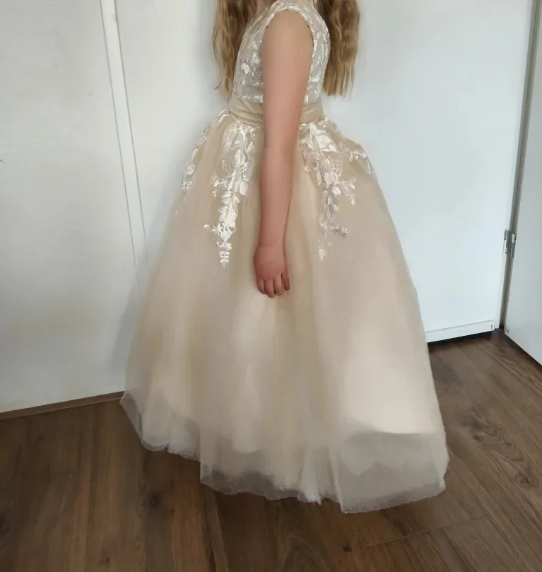 Flower Girl Dress for Wedding Sleeveless Lace Applique with Big Bow Floor Lenght Kids Birthday First Communion Gown Custom
Flower Girl Dress for Wedding Sleeveless Lace Applique with Big Bow Floor Lenght Kids Birthday First Communion Gown Custom