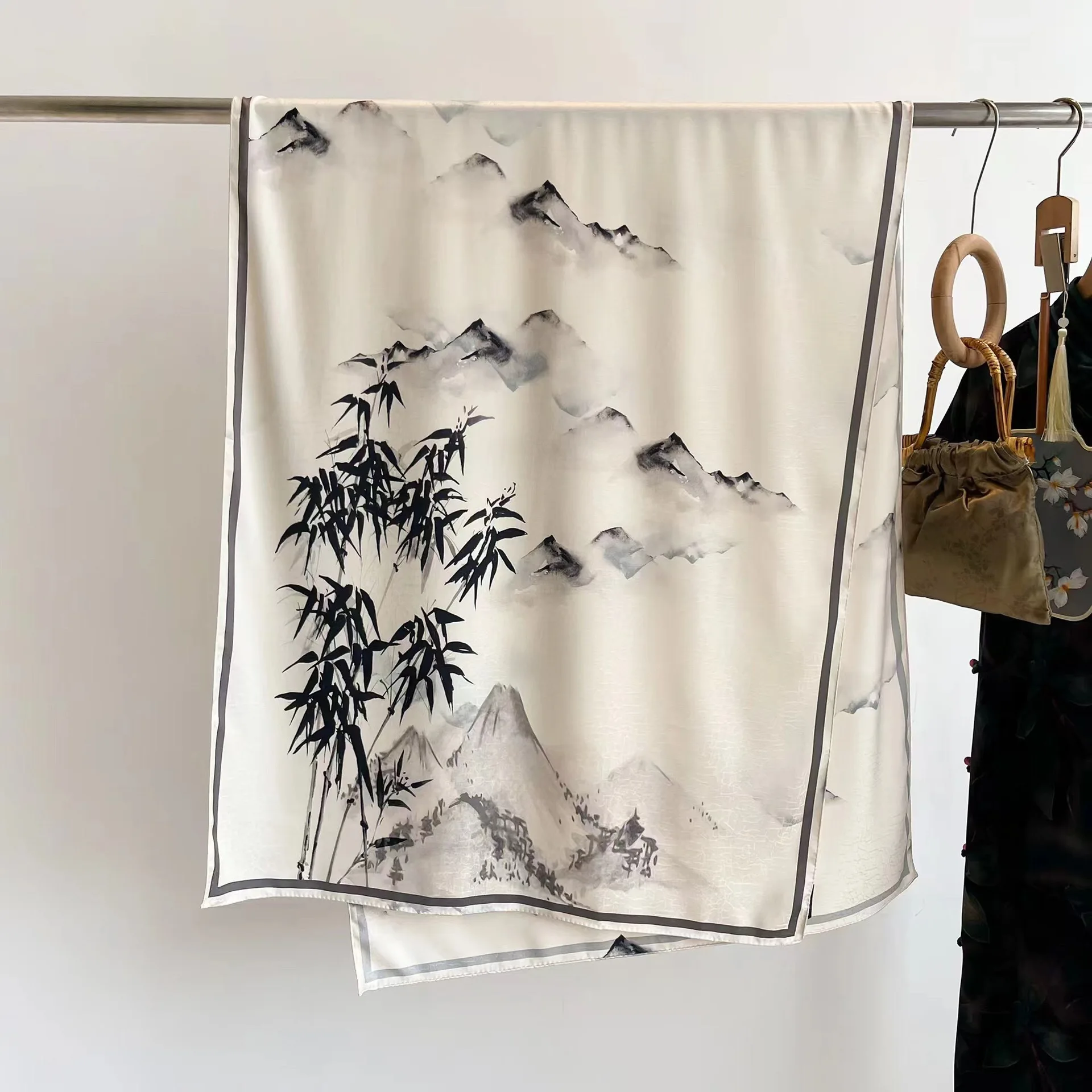 Silk double-sided printed shawl with cracks on the surface of the Xiangyun yarn
Silk double-sided printed shawl with cracks on the surface of the Xiangyun yarn