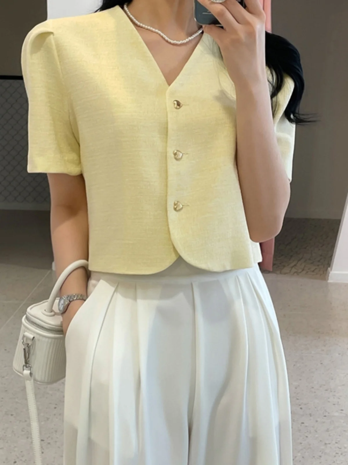 Chic Thin Short Sleeve Women's Jacket Crisp Weave Elegant Design Heart Button Summer Top Commute Style Slim Fit V-Neck Coat
Chic Thin Short Sleeve Women's Jacket Crisp Weave Elegant Design Heart Button Summer Top Commute Style Slim Fit V-Neck Coat