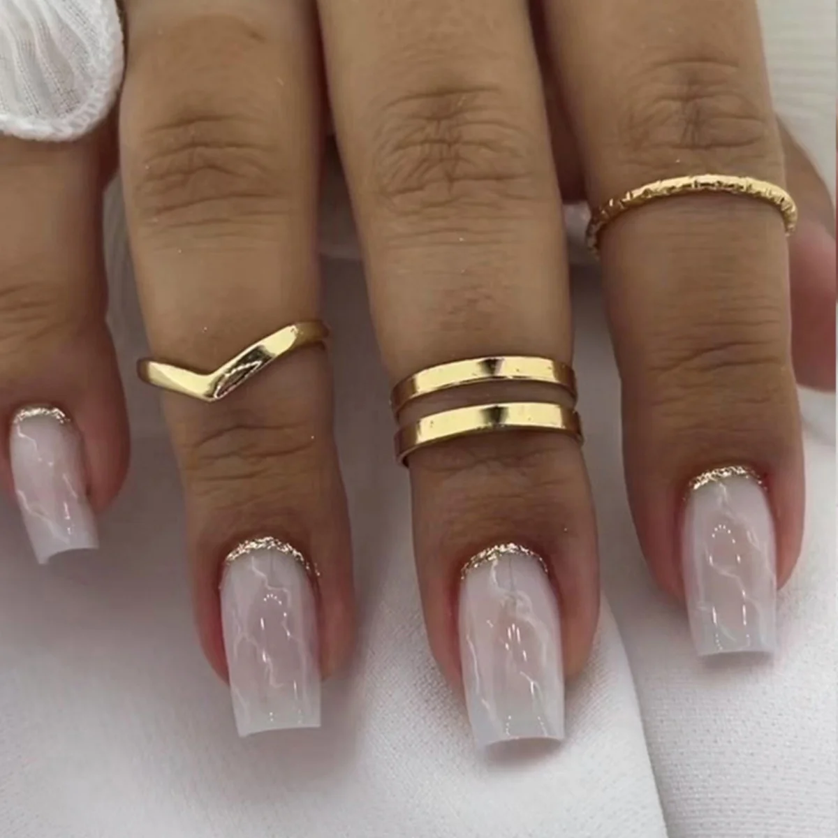 24pcs Fashion Glitter Design False Nails Mid-length Square White Fake Nails Sets Wearable Press on Simple Ballet Manicure Tips
24pcs Fashion Glitter Design False Nails Mid-length Square White Fake Nails Sets Wearable Press on Simple Ballet Manicure Tips