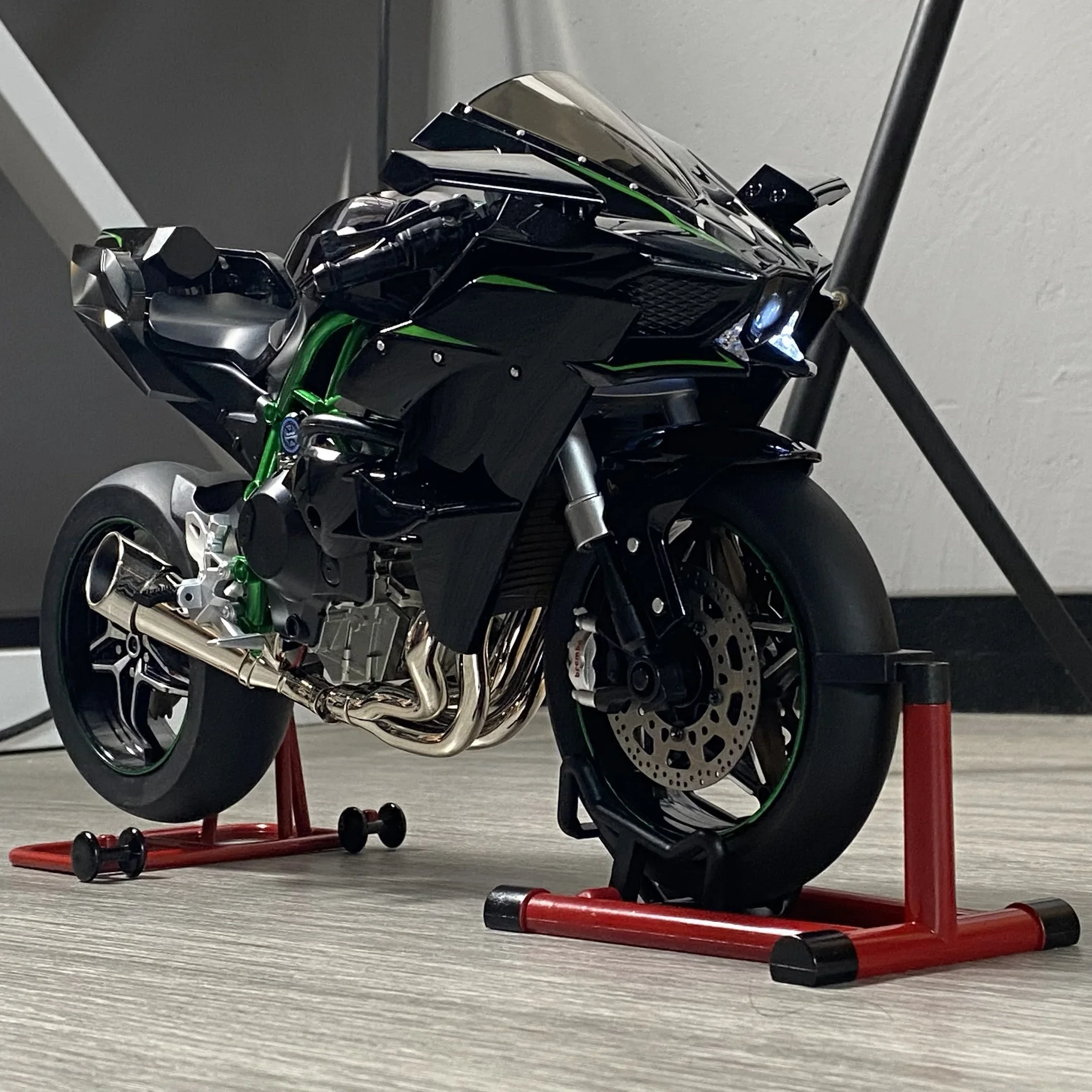 Модель мотоцикла Kawasaki 1:6 H2R — симуляция зажигания и выхлопа, запуск одной кнопкой, литой сплав, коллекционный предмет для демонстрации
Модель мотоцикла Kawasaki 1:6 H2R — симуляция зажигания и выхлопа, запуск одной кнопкой, литой сплав, коллекционный предмет для демонстрации