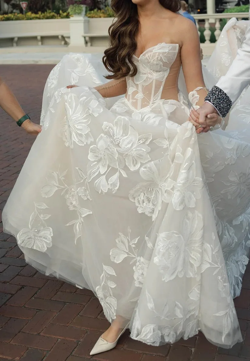 Customized Luxury Ball gown Wedding Dress Shiny Sequin Lace Tulle Crystal Princess Appliques Bridal Gown Vestidos De Novia
Customized Luxury Ball gown Wedding Dress Shiny Sequin Lace Tulle Crystal Princess Appliques Bridal Gown Vestidos De Novia