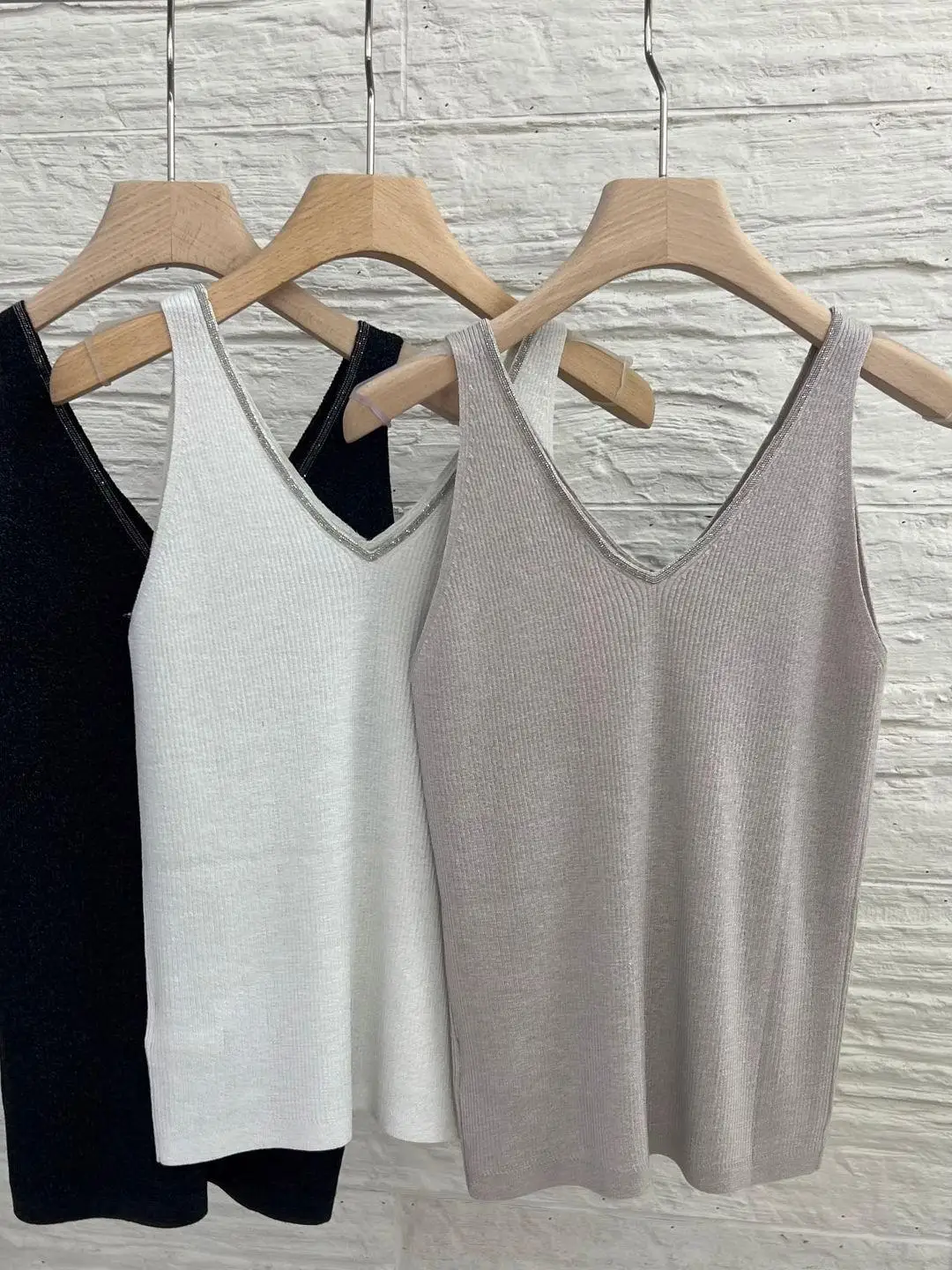 Versatile luxurious V-neck sparkling silk-wool jersey breathable skin friendly base top
Versatile luxurious V-neck sparkling silk-wool jersey breathable skin friendly base top