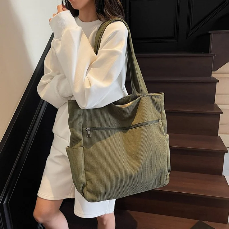 Современно-шикарная новинка 2025 года, женская роскошная брендовая кожаная сумка на плечо, известный дизайнер, повседневная, популярная, простая
Современно-шикарная новинка 2025 года, женская роскошная брендовая кожаная сумка на плечо, известный дизайнер, повседневная, популярная, простая 