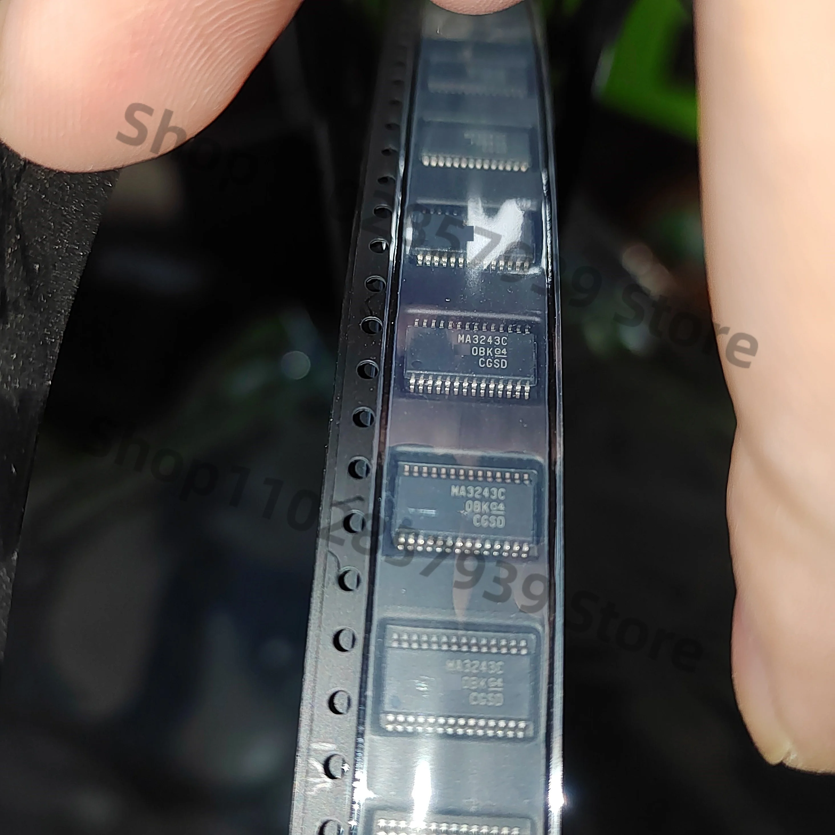 MAX3243CPWR MA3243C TSSOP28 Оригинальный спот, трансивер, привод 10 шт./лот
MAX3243CPWR MA3243C TSSOP28 Оригинальный спот, трансивер, привод 10 шт./лот