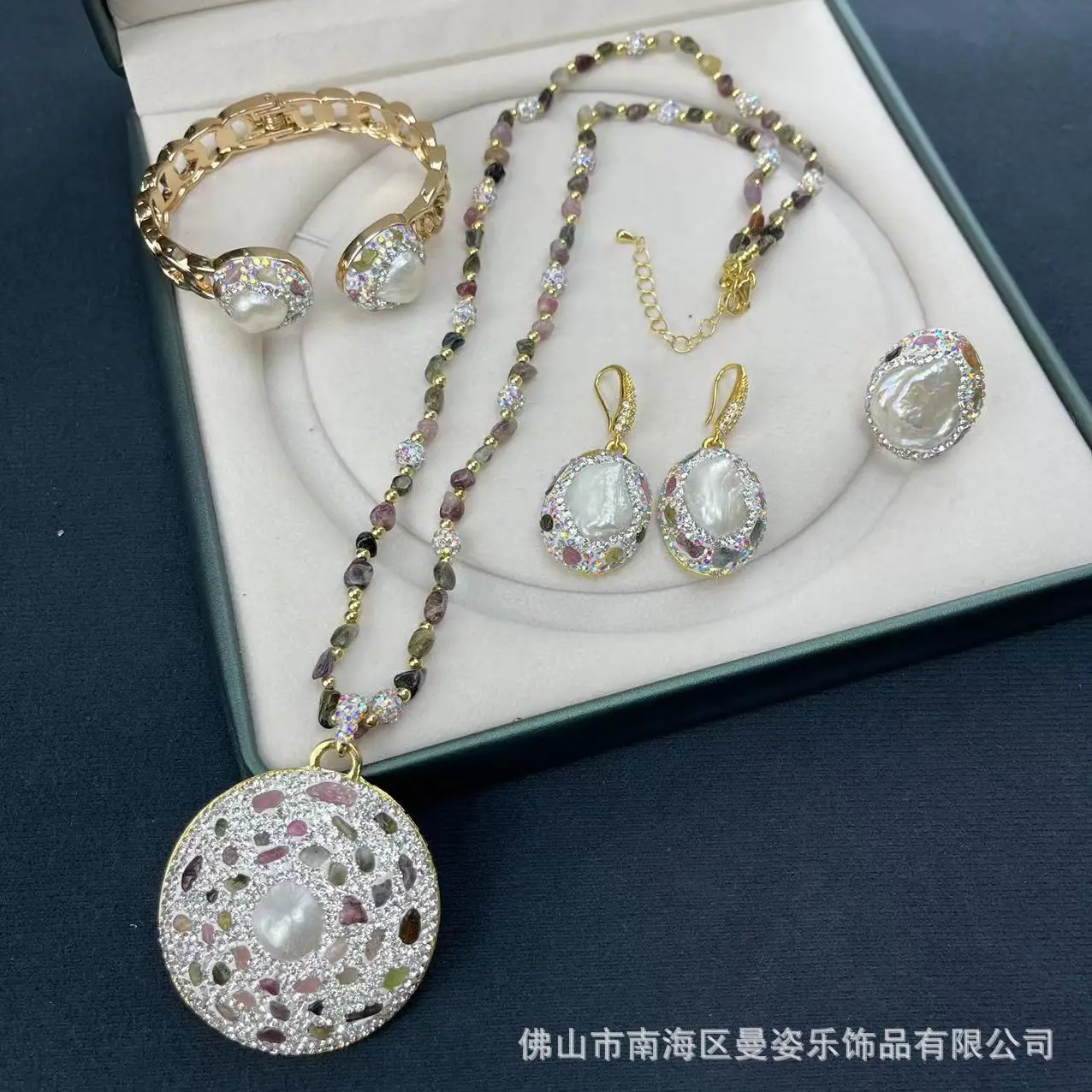 Ore spring and summer new natural baroque pearl inlaid tourmaline set French vintage niche natural stone jewelry
Ore spring and summer new natural baroque pearl inlaid tourmaline set French vintage niche natural stone jewelry