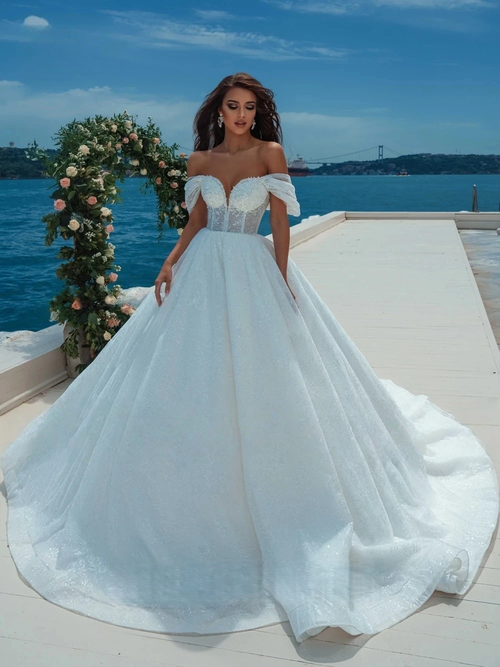 Изысканное бальное платье принцессы по индивидуальному заказу, новое свадебное платье для женщин, с открытыми плечами и рукавами, блестящие кружевные свадебные платья
Изысканное бальное платье принцессы по индивидуальному заказу, новое свадебное платье для женщин, с открытыми плечами и рукавами, блестящие кружевные свадебные платья