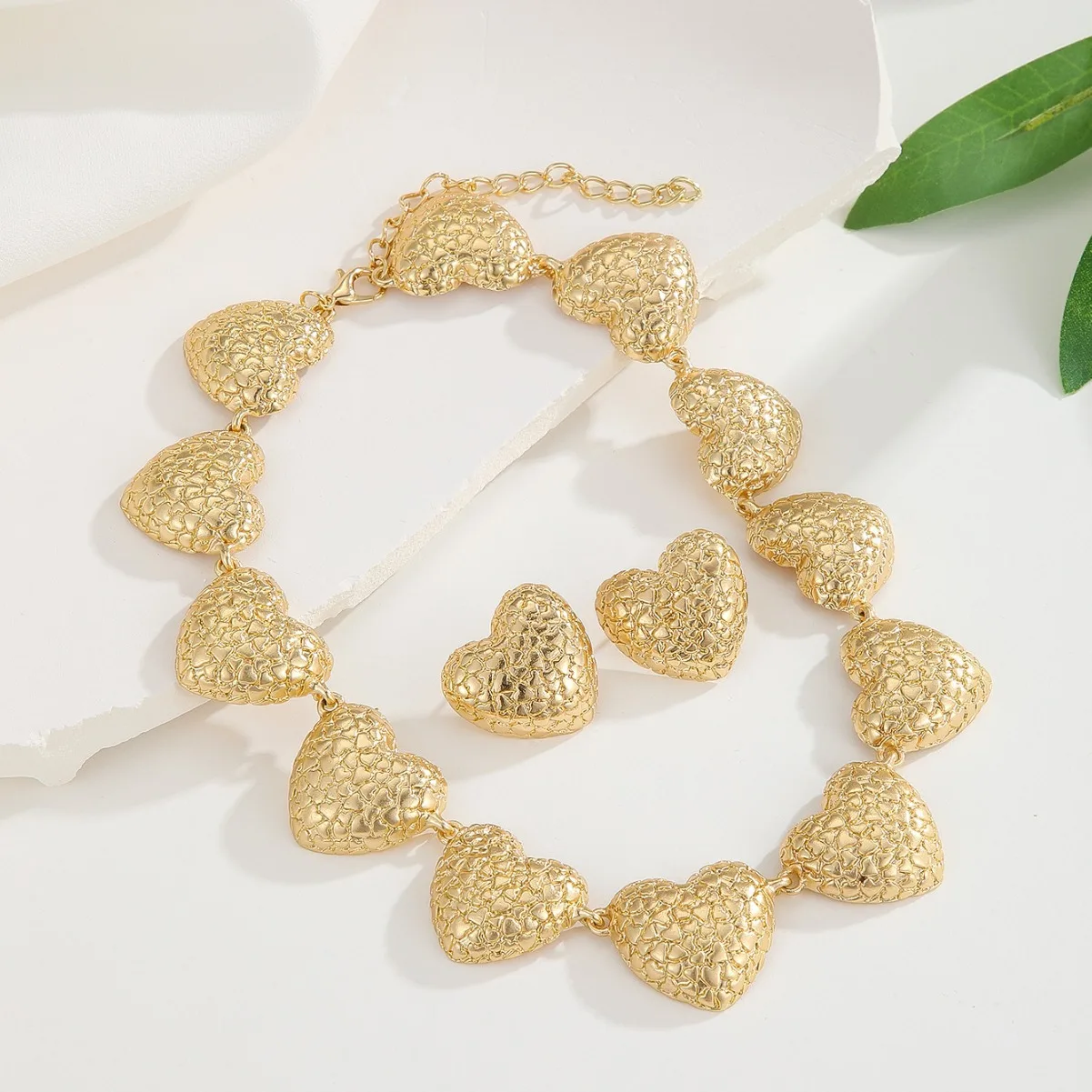 New African Arab Women Gold Color Necklace Earrings Sweet Heart Design 2PCS Jewelry Set Luxury Pendant Daily Wear Party Gift
New African Arab Women Gold Color Necklace Earrings Sweet Heart Design 2PCS Jewelry Set Luxury Pendant Daily Wear Party Gift