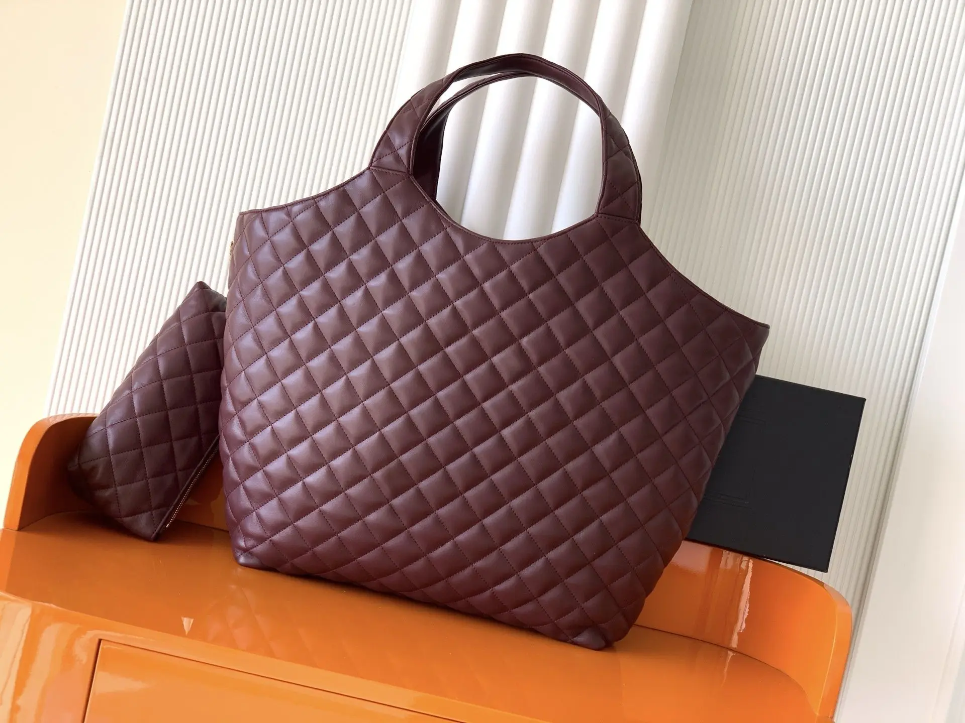 Fashionable Large Capacity Women's Shoulder Bag Stylish Tote Bag Diamond Pattern Commuter Bag Fresh Sweet Style
Fashionable Large Capacity Women's Shoulder Bag Stylish Tote Bag Diamond Pattern Commuter Bag Fresh Sweet Style