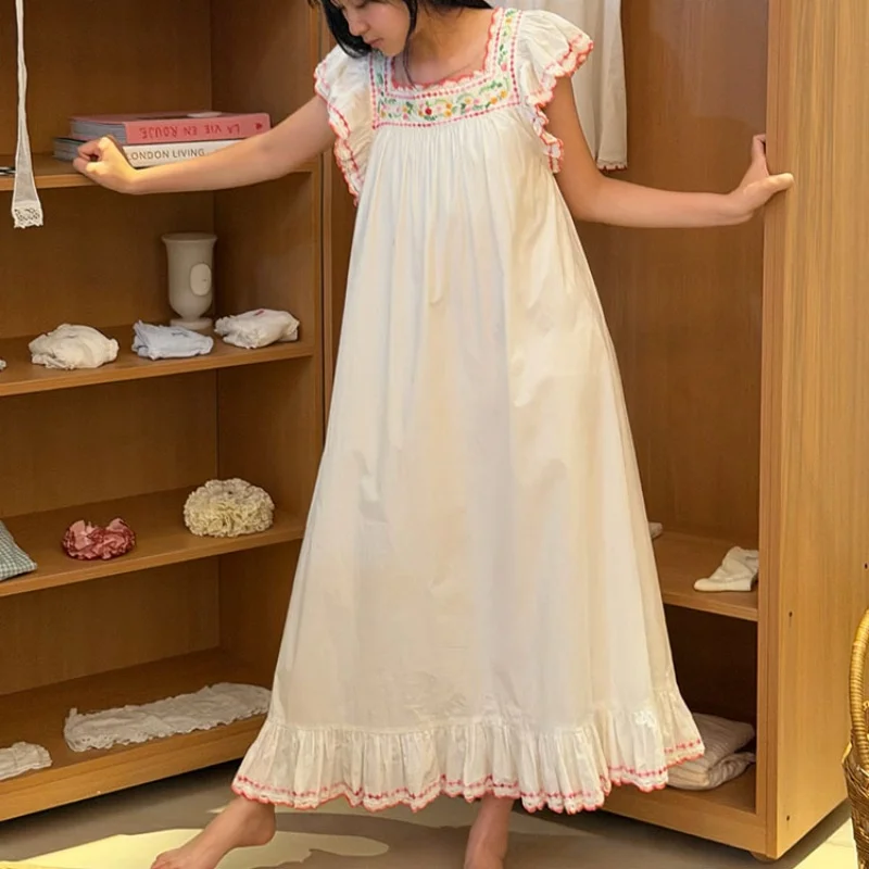 Princess Victoria Embroidery Square Collar Nightdress Summer Sleeveless 100% Cotton Nightgowns Loose Design White Long Nightie
Princess Victoria Embroidery Square Collar Nightdress Summer Sleeveless 100% Cotton Nightgowns Loose Design White Long Nightie