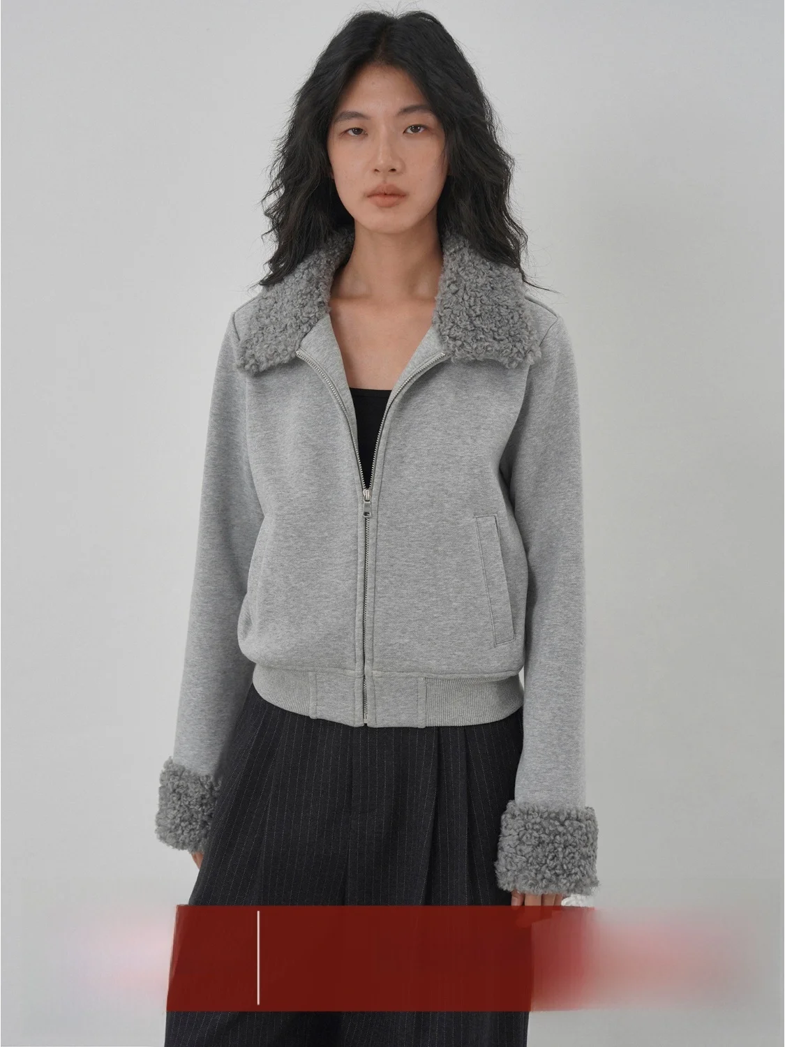 Женская укороченная куртка EIGHTHMONTH с воротником из овечьей шерсти, на молнии, повседневная, приталенная, из смесового хлопка и полиэстера
Женская укороченная куртка EIGHTHMONTH с воротником из овечьей шерсти, на молнии, повседневная, приталенная, из смесового хлопка и полиэстера