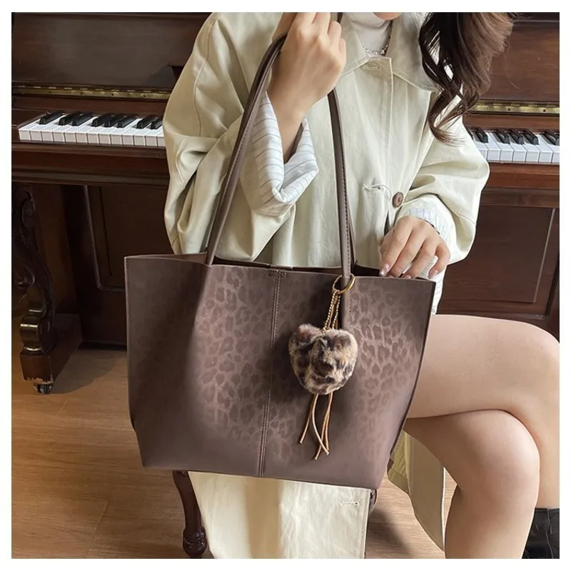 Leopard Print Suede Tote Bag, Spacious & Stylish with Fuzzy Detail, Large Capacity for Everyday Casual Activities & Work
Leopard Print Suede Tote Bag, Spacious & Stylish with Fuzzy Detail, Large Capacity for Everyday Casual Activities & Work