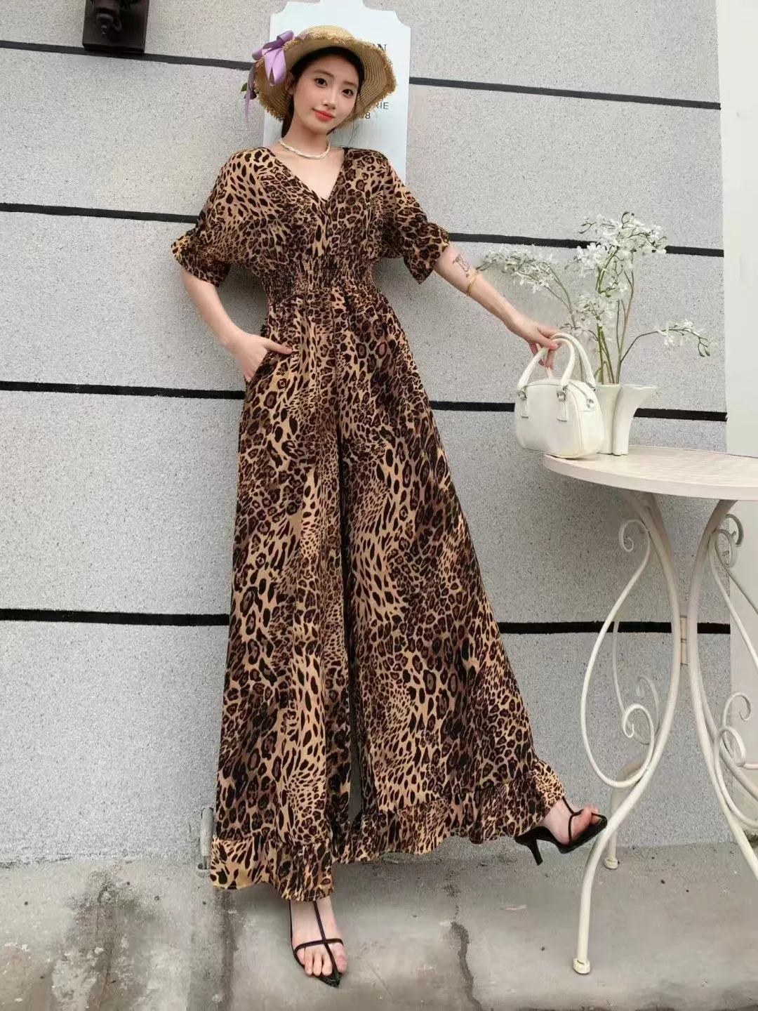 New Summer Women Sexy V-Neck Short Sleeve Elastic Slim Jumpsuits High Quality Elegant Leopard Print Wide Leg Long Pants Jumpsuit
New Summer Women Sexy V-Neck Short Sleeve Elastic Slim Jumpsuits High Quality Elegant Leopard Print Wide Leg Long Pants Jumpsuit