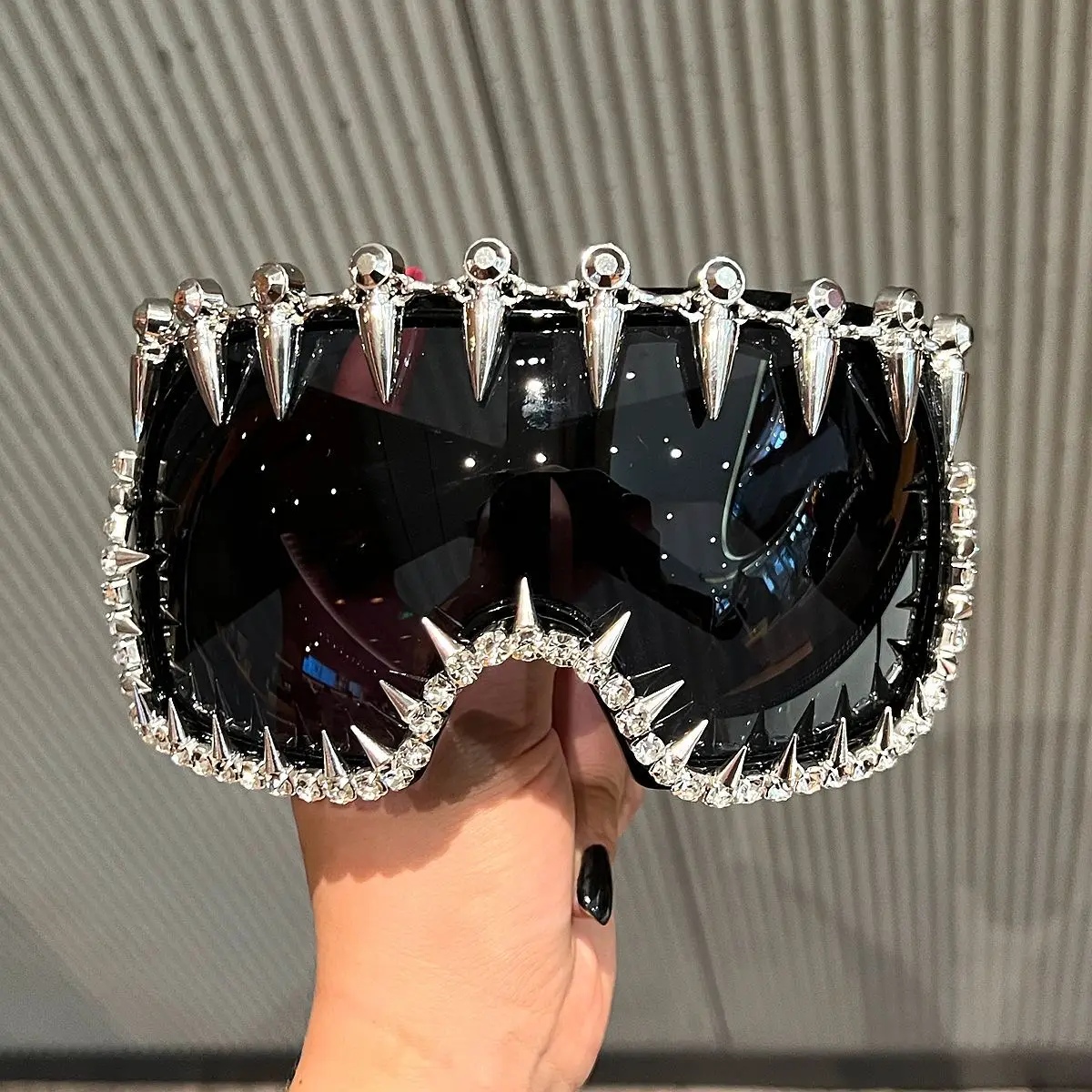 Солнцезащитные очки 2026 года в стиле оверсайз, темный панк, с заклепками, для мужчин и женщин, в стиле Y2K, футуристические, цельные, в форме щитка, высококачественная защита от УФ-излучения, хип-хоп
Солнцезащитные очки 2026 года в стиле оверсайз, темный панк, с заклепками, для мужчин и женщин, в стиле Y2K, футуристические, цельные, в форме щитка, высококачественная защита от УФ-излучения, хип-хоп