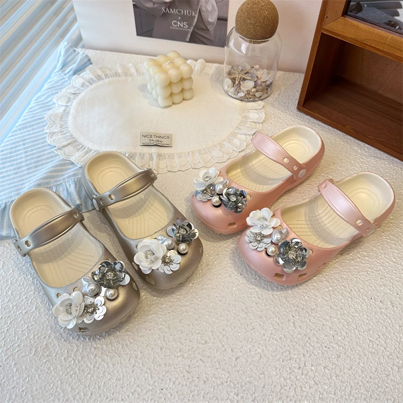 Kids Girls Floral & Pearl Decorated Clogs Metallic Finish Non-slip EVA Sandals with Removable Strap for Summer & Beach
Kids Girls Floral & Pearl Decorated Clogs Metallic Finish Non-slip EVA Sandals with Removable Strap for Summer & Beach