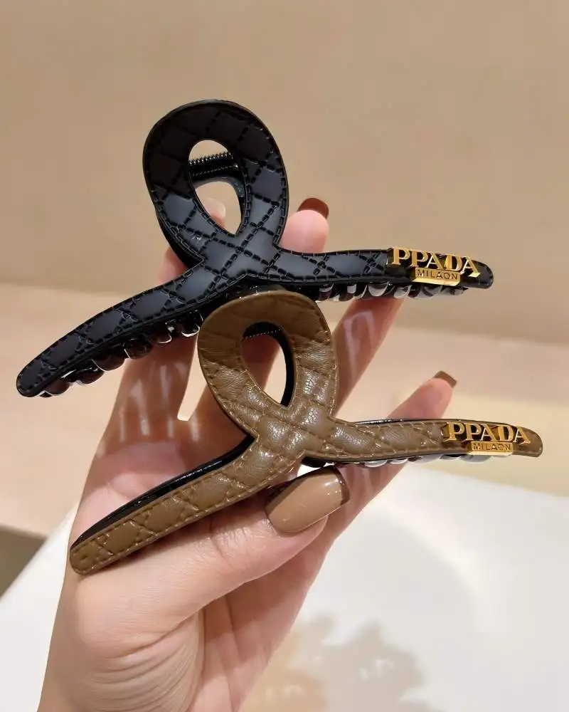 2026 New Luxury Oversized Hair Claw Clip – Letter-Embossed Checkered Design Chic Autumn Winter Updo Accessory
2026 New Luxury Oversized Hair Claw Clip – Letter-Embossed Checkered Design Chic Autumn Winter Updo Accessory