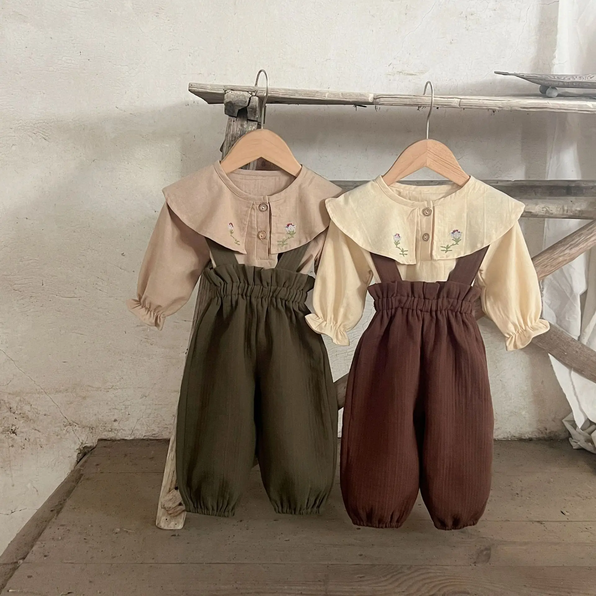 Ins в скандинавском стиле для девочек, детский топ из чистого хлопка с лацканами и вышивкой, жаккардовые свободные брюки на плечах, комплект из двух предметов
Ins в скандинавском стиле для девочек, детский топ из чистого хлопка с лацканами и вышивкой, жаккардовые свободные брюки на плечах, комплект из двух предметов