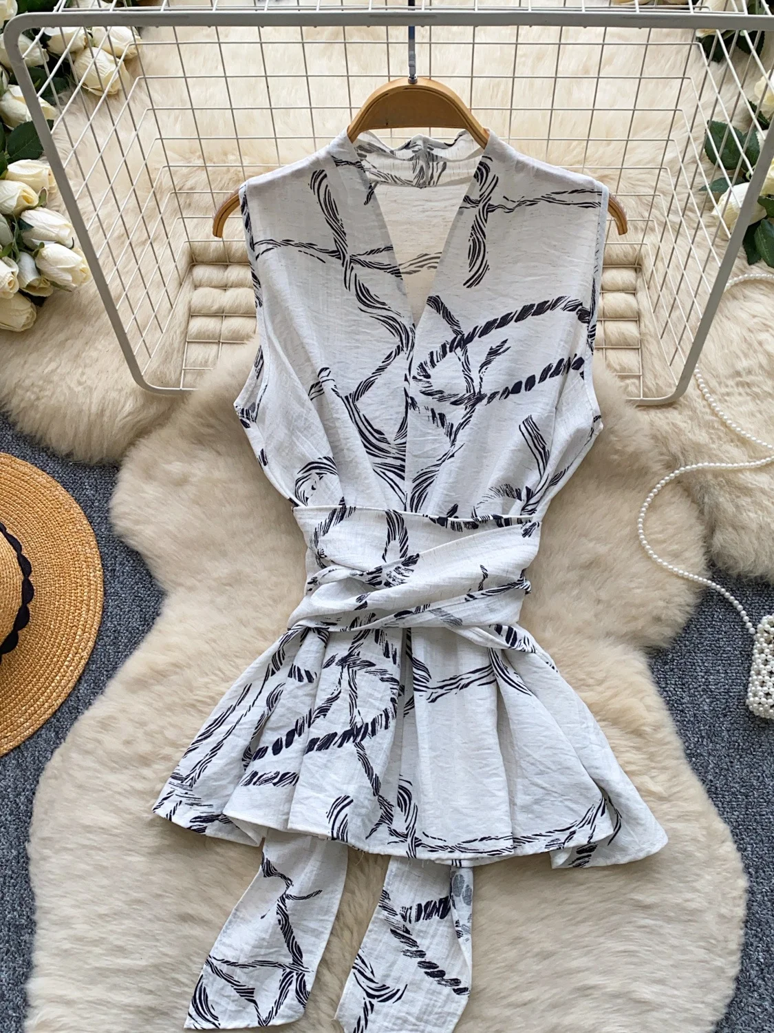Spring 2026 Korean Style Commuter Sleeveless V-Neck Women's Shirt Waist-Cinching Tie-Detail Slimming Versatile Elegant Top
Spring 2026 Korean Style Commuter Sleeveless V-Neck Women's Shirt Waist-Cinching Tie-Detail Slimming Versatile Elegant Top