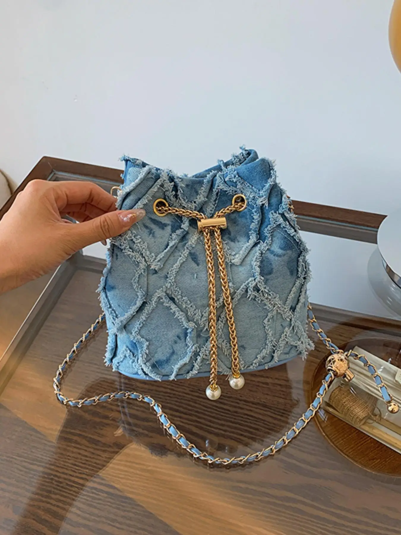 women's elegant faux pearl decor chain crossbody bag for women exquisite trendy metal purse drawstring shoulder bag
women's elegant faux pearl decor chain crossbody bag for women exquisite trendy metal purse drawstring shoulder bag