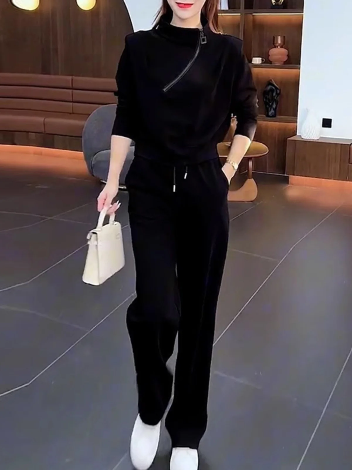 Spring 2026 Casual Slimming Sportswear Set Women's Stand Collar Zipper Sweatshirt Two Piece Set High End Feel Fashionable
Spring 2026 Casual Slimming Sportswear Set Women's Stand Collar Zipper Sweatshirt Two Piece Set High End Feel Fashionable