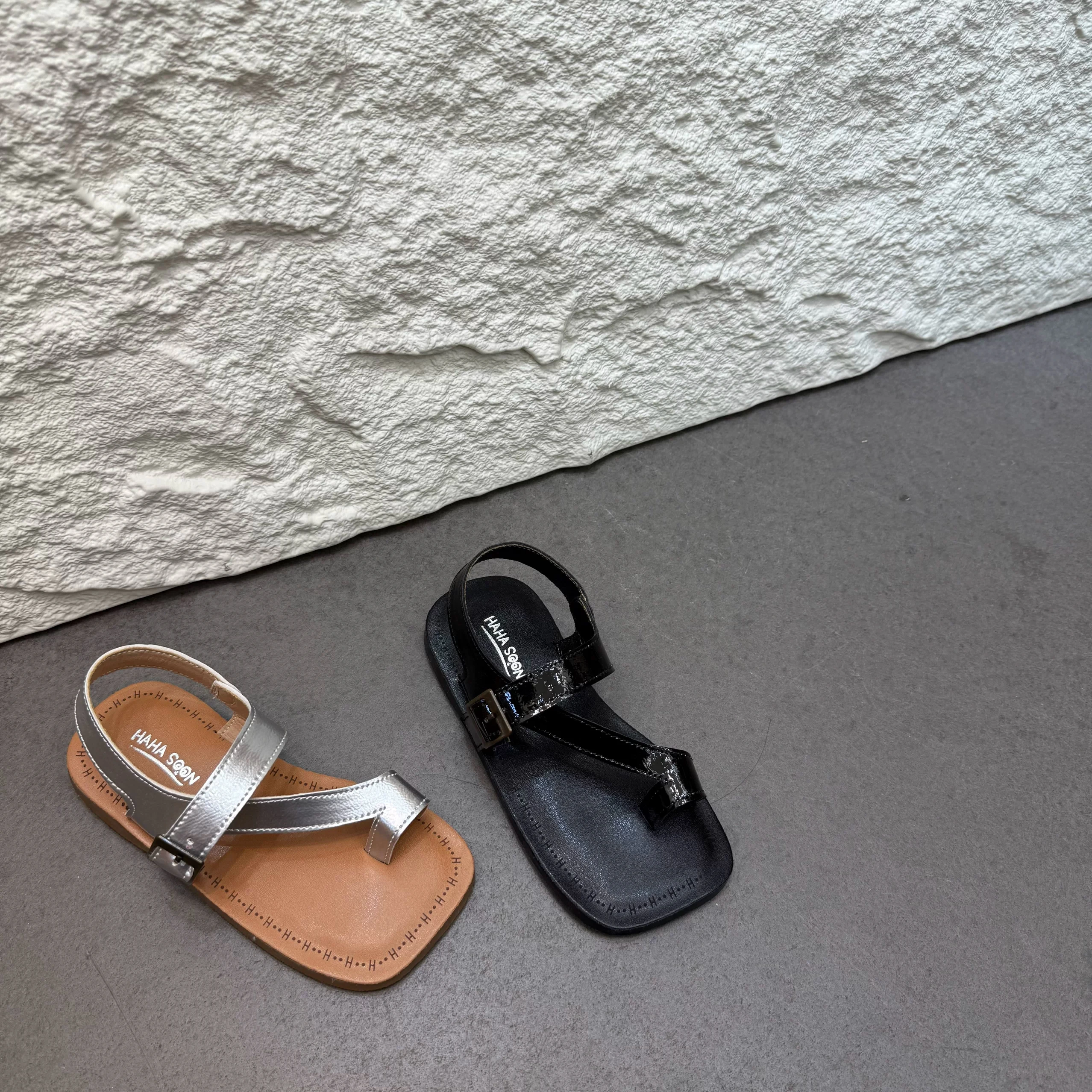 Toddler Girls Soft Leather Sandals 2026 New Summer Kids Barefoot Beach Slippers Non-slip Simple Retro Style Outdoor Daily Wear
Toddler Girls Soft Leather Sandals 2026 New Summer Kids Barefoot Beach Slippers Non-slip Simple Retro Style Outdoor Daily Wear