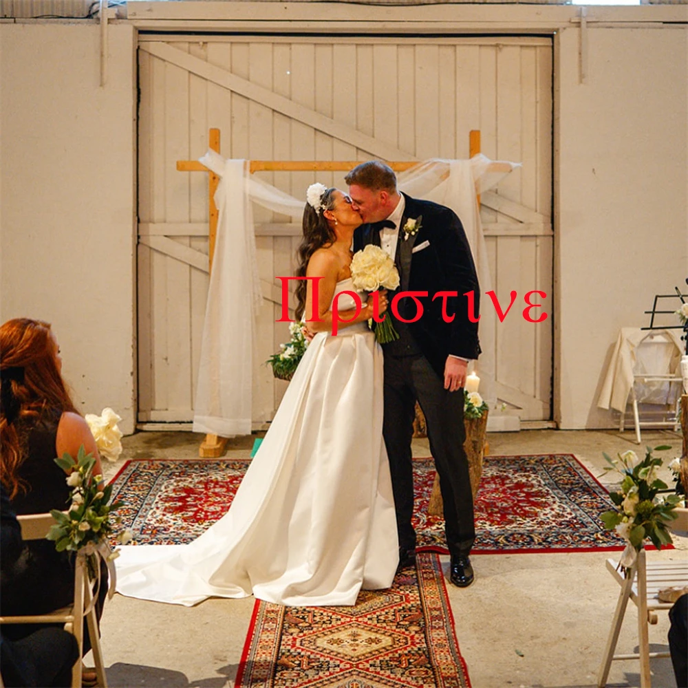 Customized High Quality White Satin Wedding Dress Exquisite Strapless Off the Shoulder Sleeveless Chapel Train Bridal Gown
Customized High Quality White Satin Wedding Dress Exquisite Strapless Off the Shoulder Sleeveless Chapel Train Bridal Gown