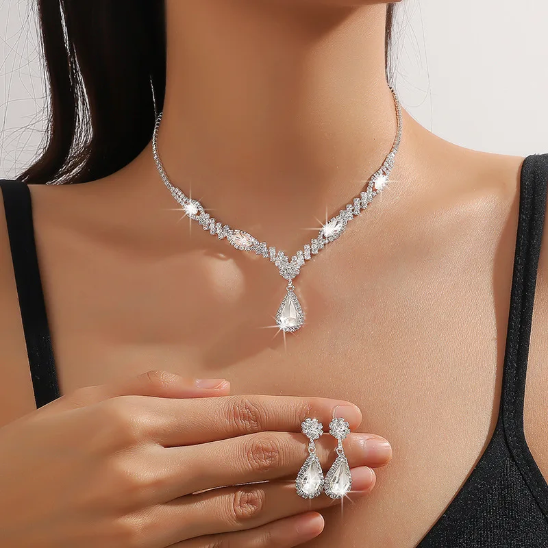Light Luxury and Simplicity Water Drop Clavicle Chain Exquisite Claw Chain Rhinestone Crystal Earrings Necklace Two-Piece Set
Light Luxury and Simplicity Water Drop Clavicle Chain Exquisite Claw Chain Rhinestone Crystal Earrings Necklace Two-Piece Set