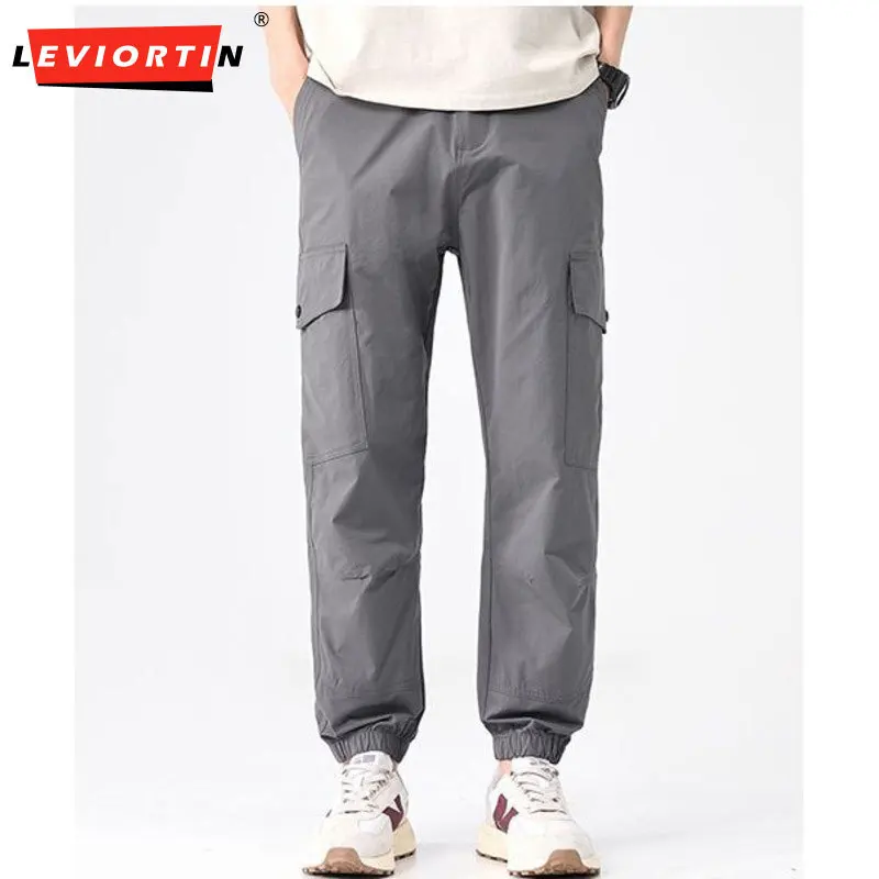 Japanese fashion trend men's large pocket casual pants for all seasons, new solid color, simple and versatile drawstring pants
Japanese fashion trend men's large pocket casual pants for all seasons, new solid color, simple and versatile drawstring pants