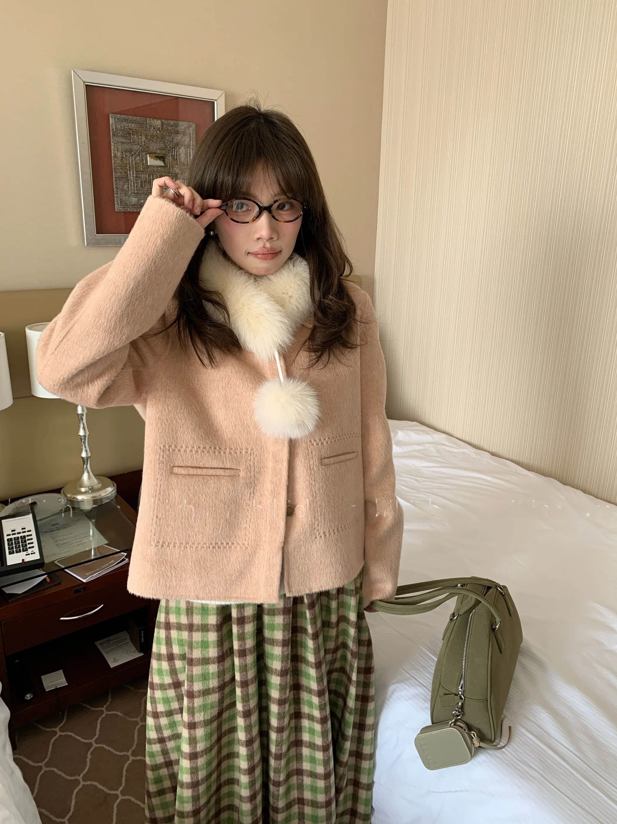 High Quality Cashmere Short Coat Handmade Women's Korean Style Millennial Miss Lady Hihi Ganteng Fashion Outerwear
High Quality Cashmere Short Coat Handmade Women's Korean Style Millennial Miss Lady Hihi Ganteng Fashion Outerwear