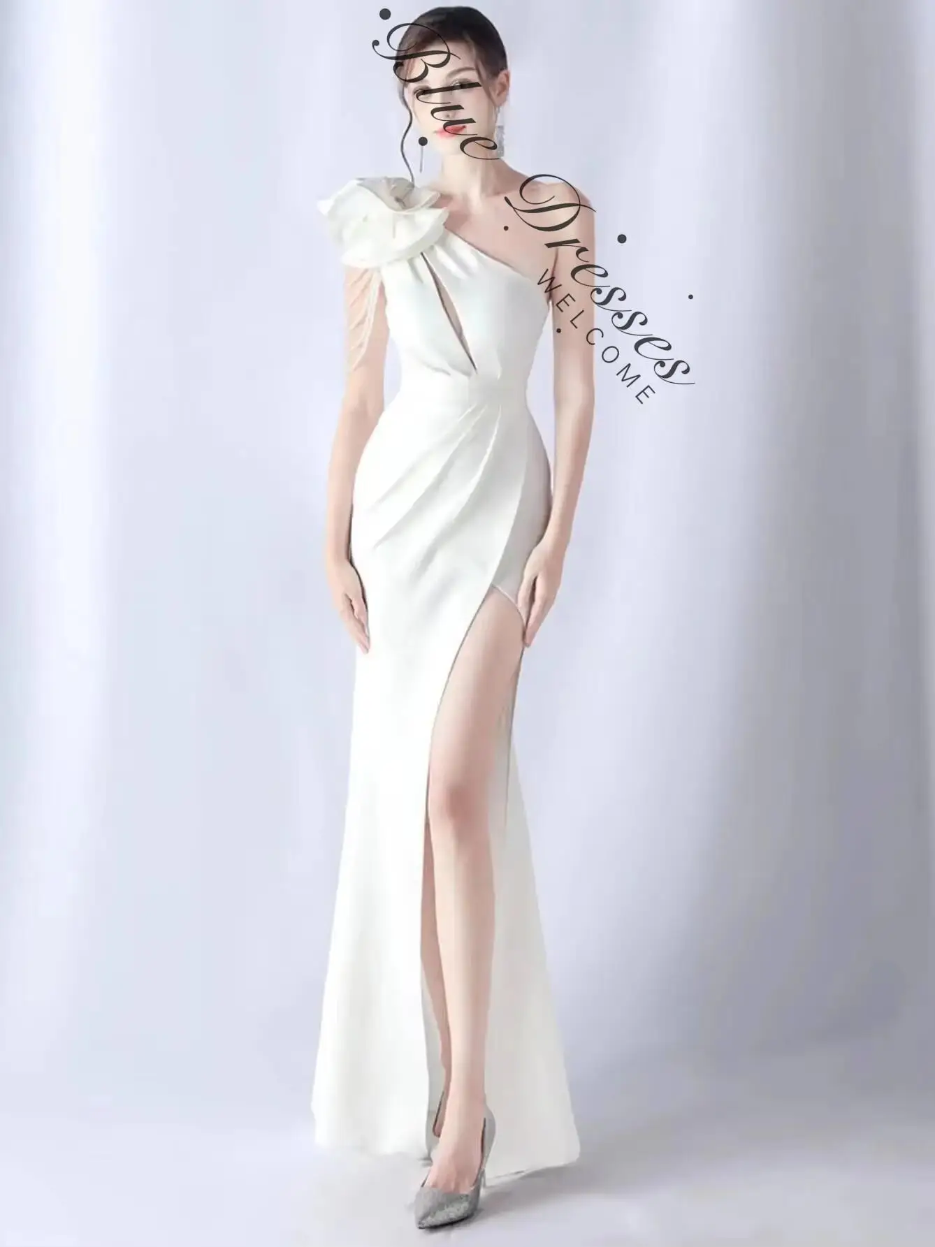 customized ivory white brings refreshing look, front slit shapes body curve, floor cut embodies sophisticated formal elegance
customized ivory white brings refreshing look, front slit shapes body curve, floor cut embodies sophisticated formal elegance