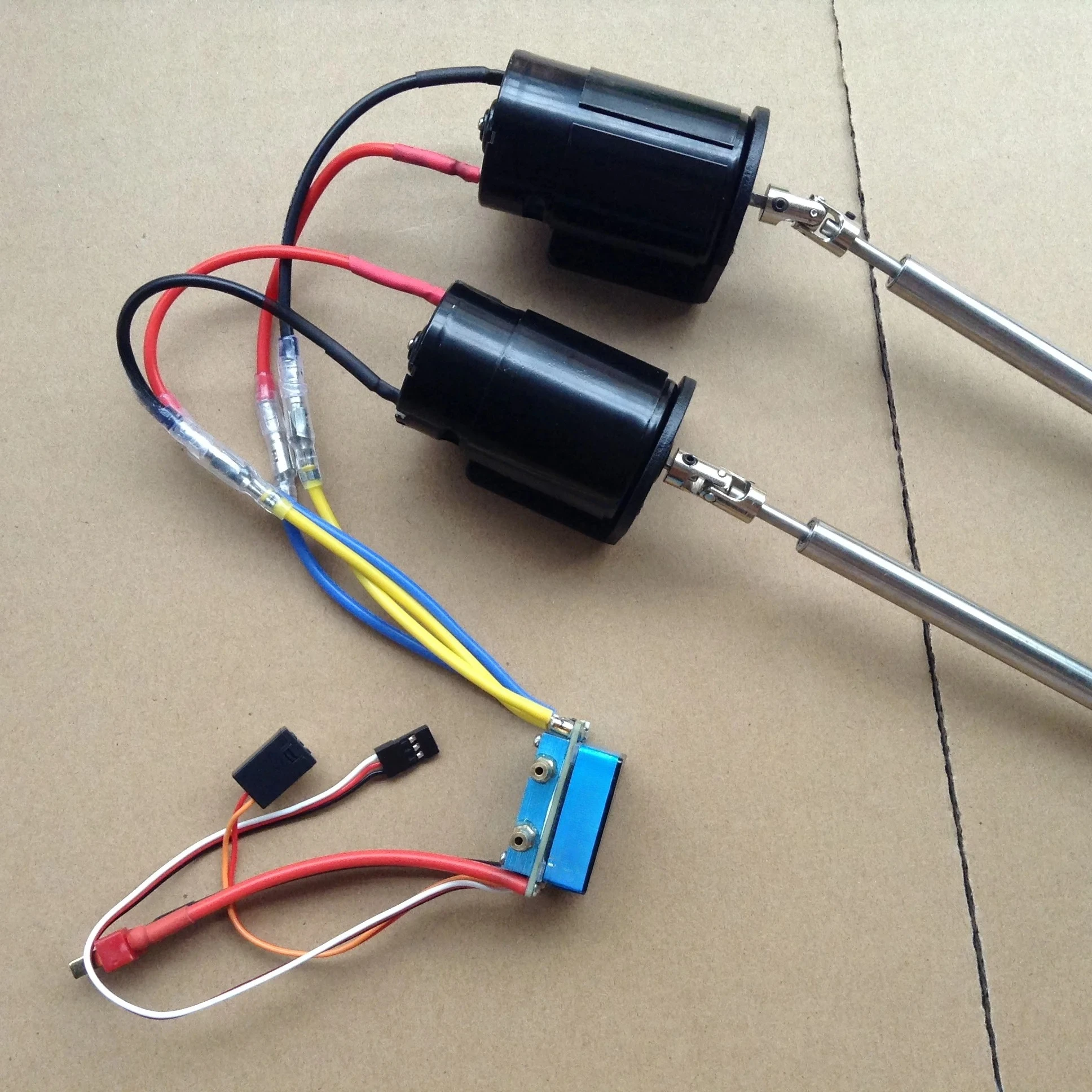 Nesting Boat Dual Power 550 Motor Water Cooled ESC 2S Battery Compatible RC Boat
Nesting Boat Dual Power 550 Motor Water Cooled ESC 2S Battery Compatible RC Boat
