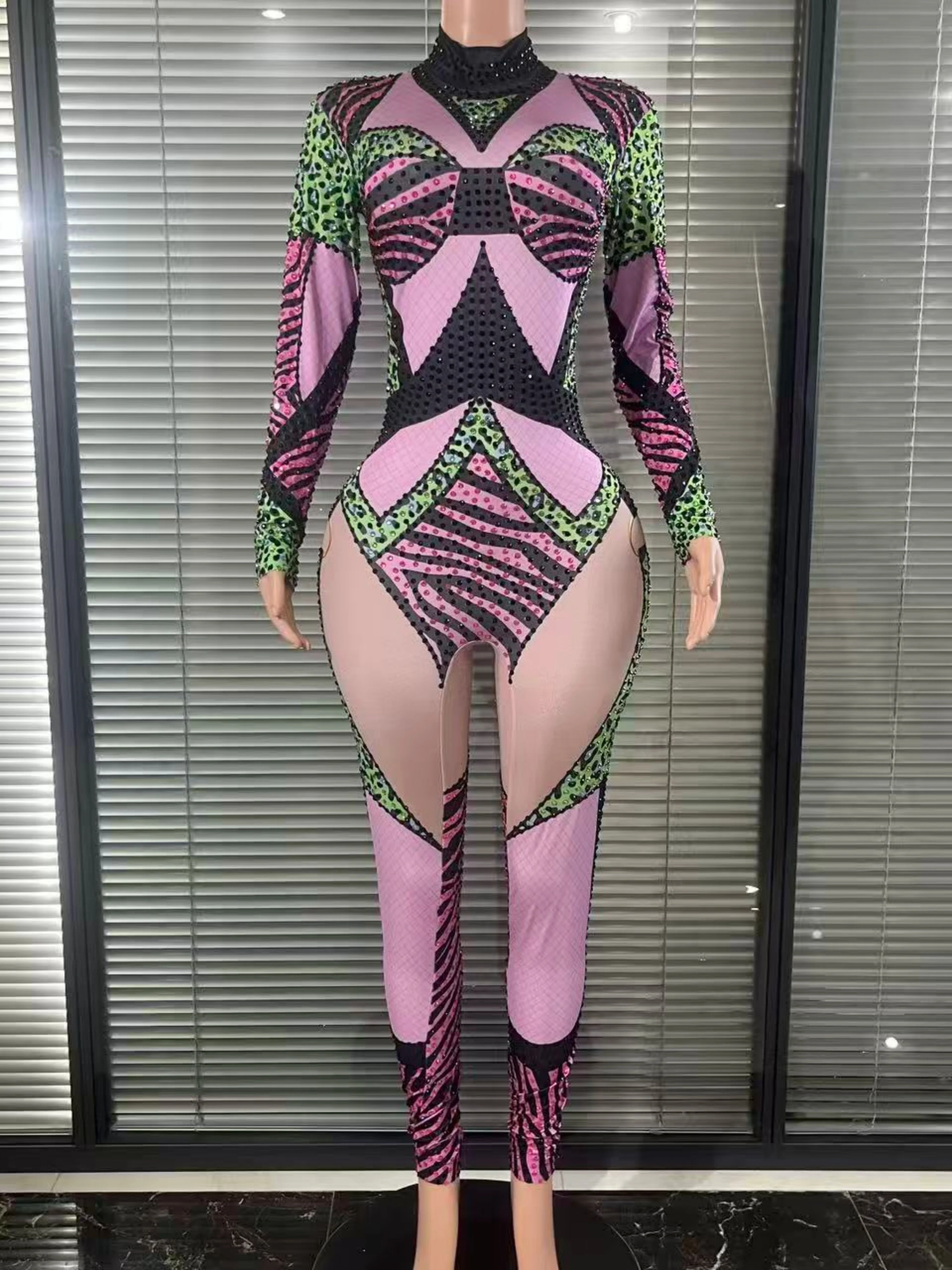 Авангардный комбинезон с разноцветными стразами и принтом для Хэллоуина, костюм для ночного клуба, бара, певицы, танцовщицы, танцевального костюма
Авангардный комбинезон с разноцветными стразами и принтом для Хэллоуина, костюм для ночного клуба, бара, певицы, танцовщицы, танцевального костюма