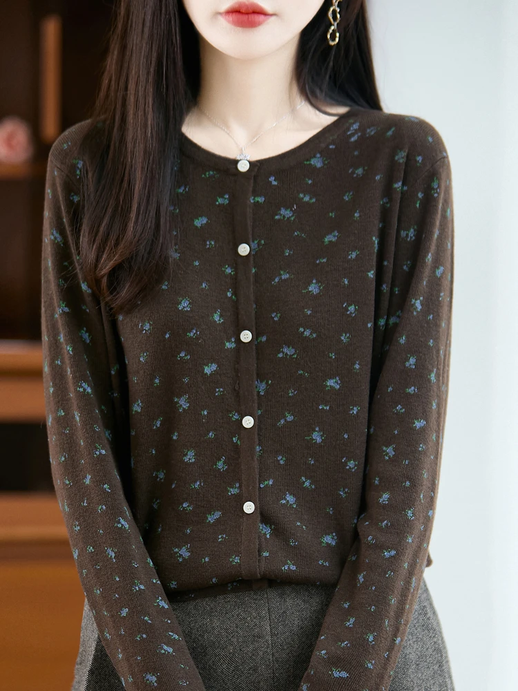 Милый и модный круглый тонкий вязаный кардиган с вышивкой в Корейском стиле, супер красивый свитер, джет для женщин
Милый и модный круглый тонкий вязаный кардиган с вышивкой в Корейском стиле, супер красивый свитер, джет для женщин